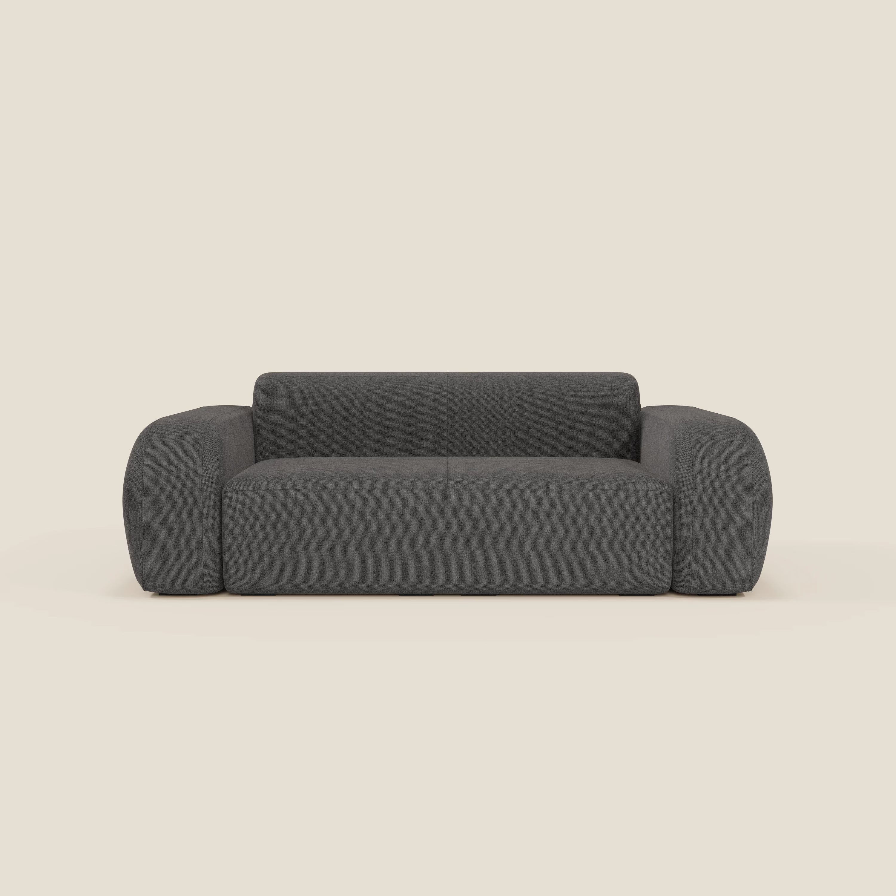 Il BonBon Divano modulare Lineare 220 di Divani.Store è caratterizzato da un design moderno e geometrico con ampi braccioli arrotondati e schienale basso, rivestito in tessuto antracite T23 antimacchia, su uno sfondo beige chiaro.