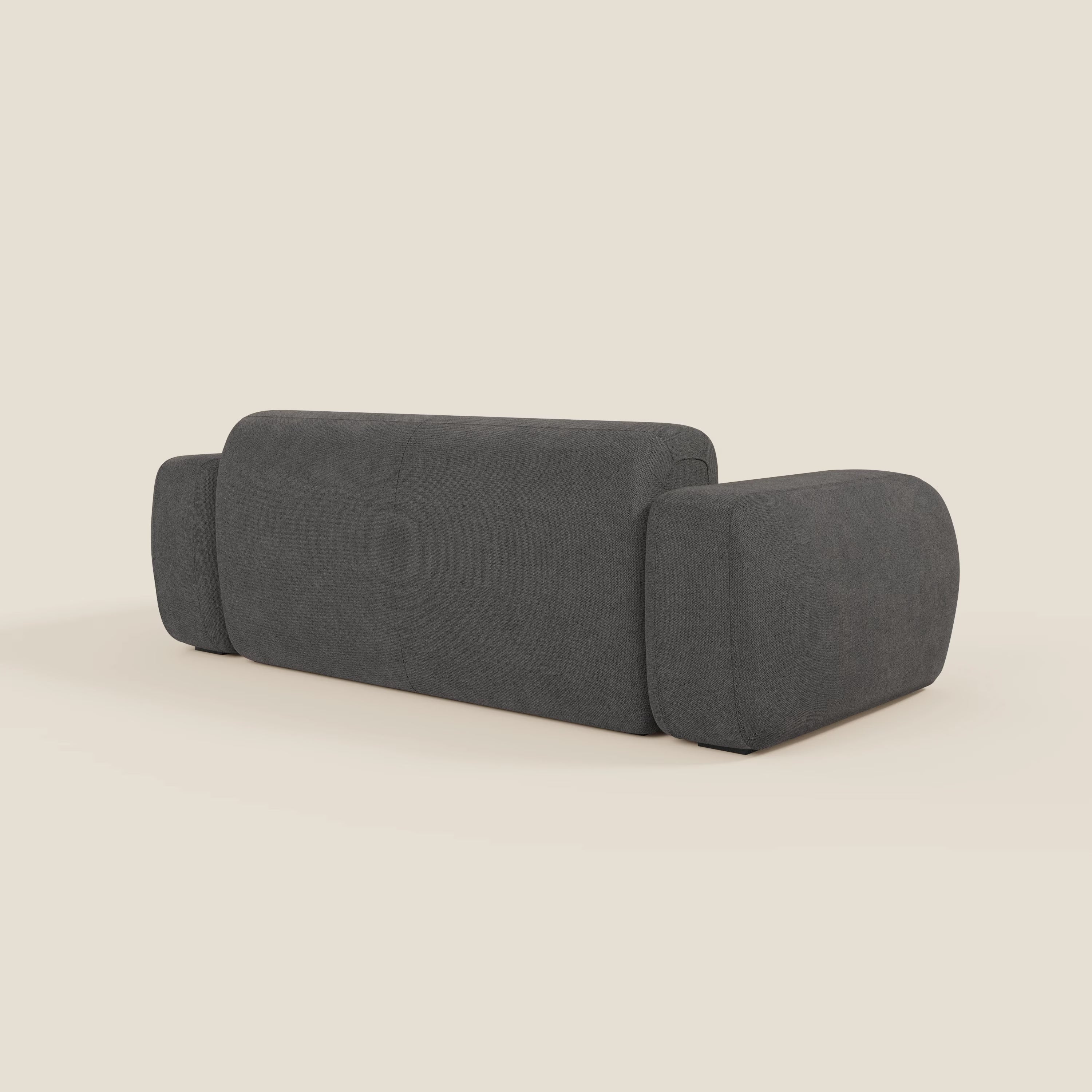 Il BonBon Divano modulare Lineare 220 di Divani.Store è caratterizzato da bordi lisci e arrotondati, ampi braccioli e cuscini in tessuto smacchiabile T23 antracite, su uno sfondo beige chiaro per un look minimalista.
