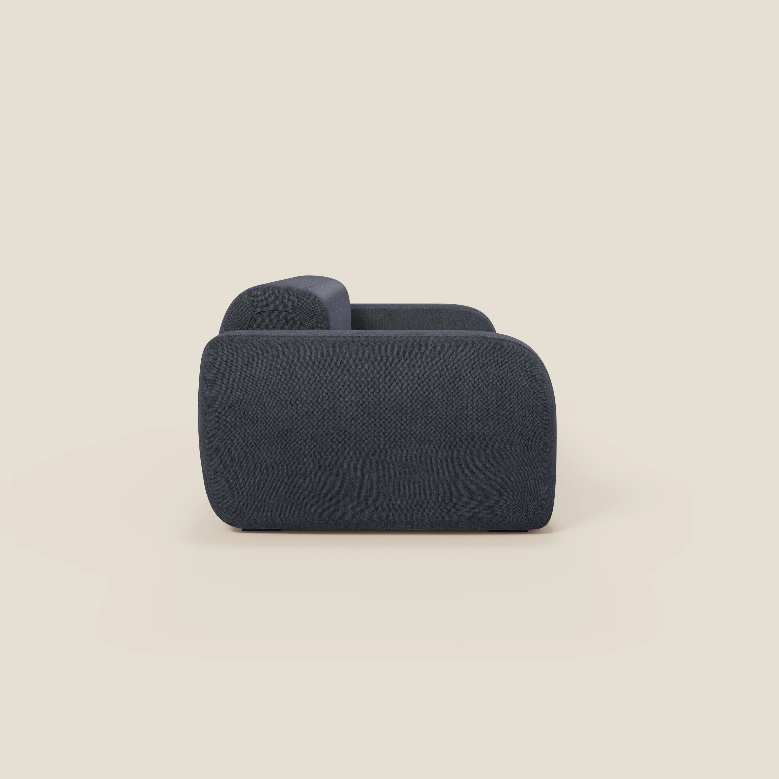 Il BonBon Divano modulare Lineare 220 di Divani.Store, in smacchiabile T23 blu ardesia, è presentato lateralmente su uno sfondo beige chiaro. Questo divano contemporaneo ha seduta unica, schienale basso, braccioli arrotondati, tessuto felpato e gambe nascoste.