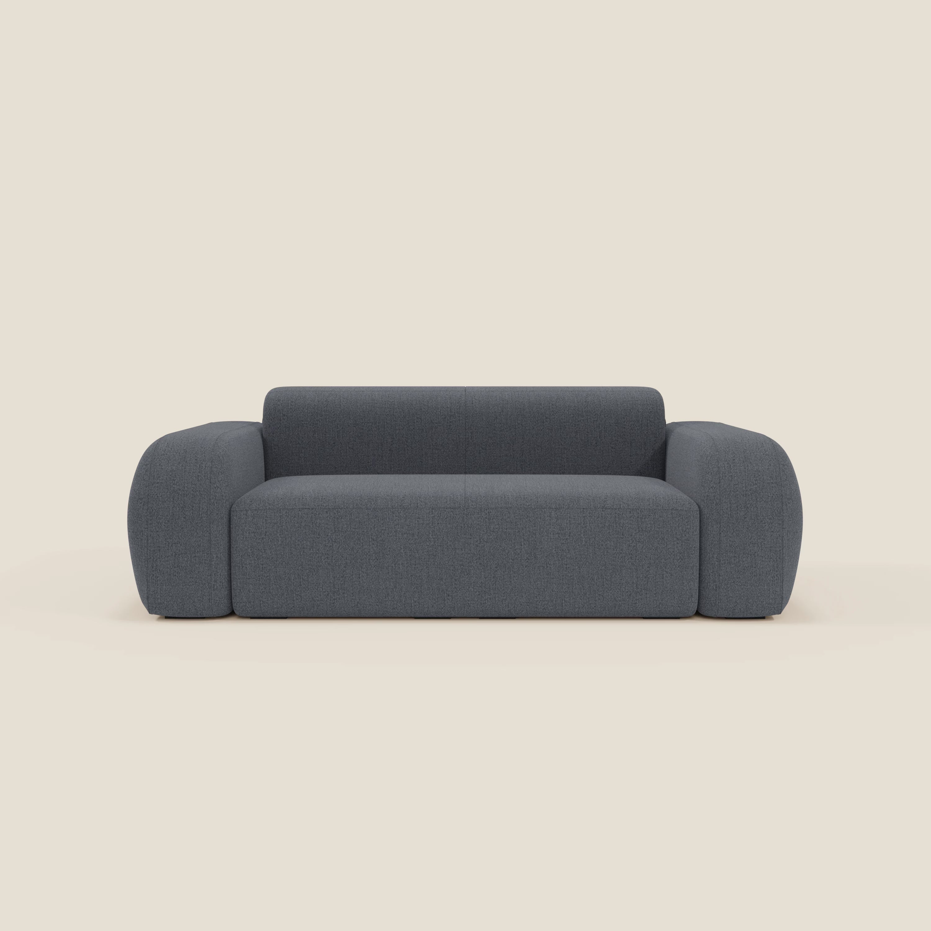Il BonBon Divano modulare Lineare 220 di Divani.Store è caratterizzato da un design moderno e minimalista in tessuto smacchiabile T23 blu grafite con braccioli spessi e arrotondati e un cuscino di seduta singolo, su uno sfondo beige chiaro.