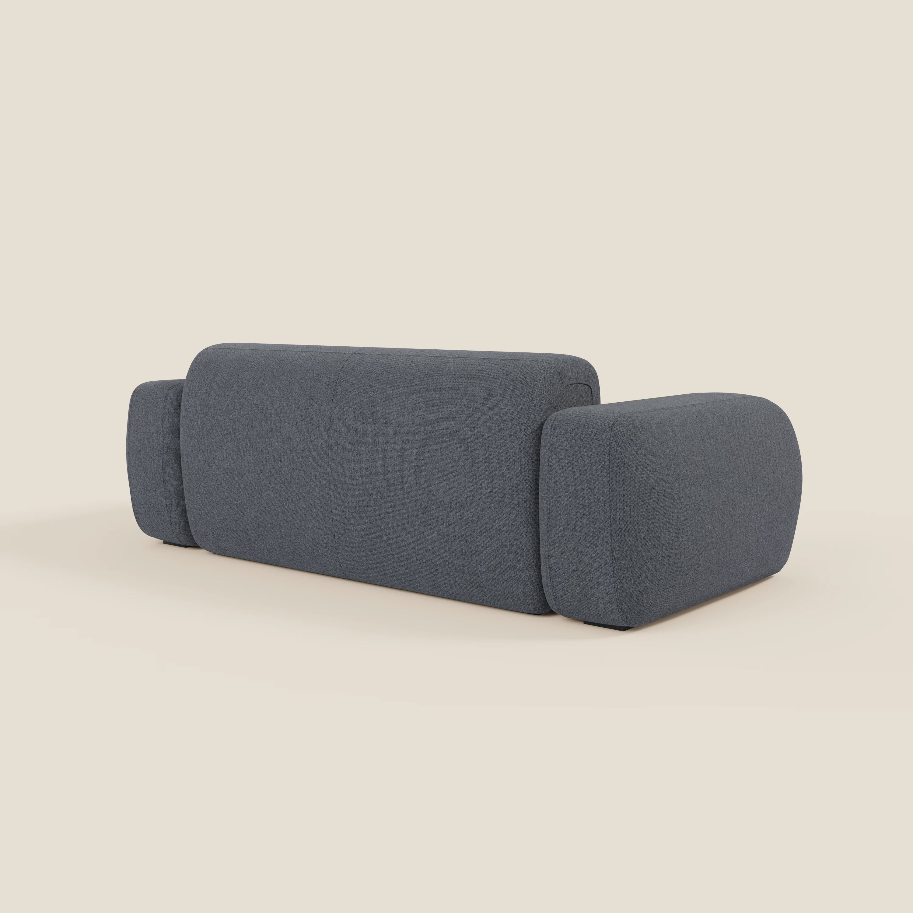 Il BonBon Divano modulare Lineare 220 di Divani.Store è caratterizzato da un tessuto grafite T23 blu antimacchia, monoposto. Il suo design minimalista è caratterizzato da braccioli e schienale spessi e arrotondati con linee morbide, senza gambe o ornamenti visibili, su uno sfondo beige.