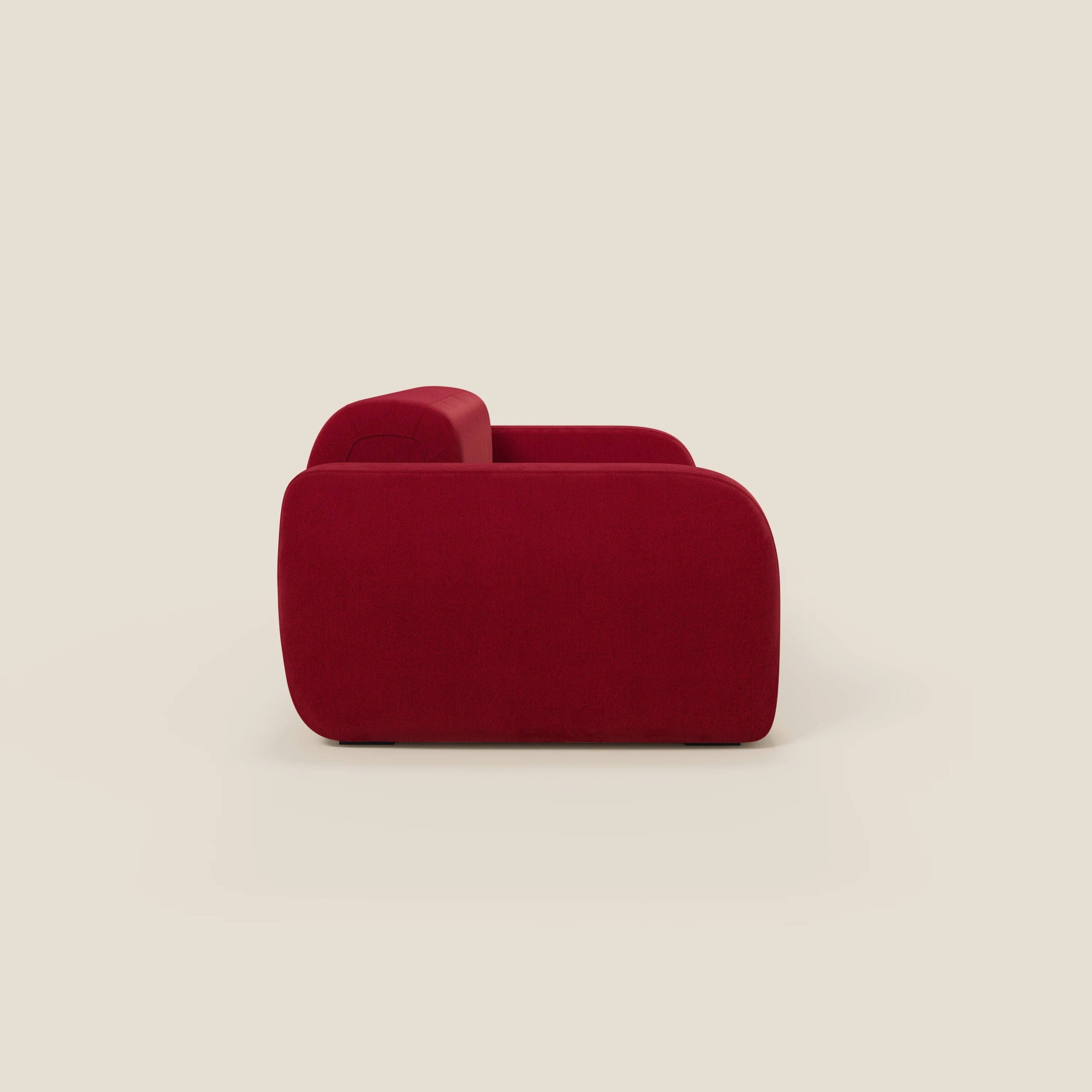 Il BonBon Divano modulare Lineare 220 di Divani.Store, raffigurato di profilo su uno sfondo beige chiaro, è caratterizzato da un tessuto antimacchia T23 bordeaux intenso, bordi arrotondati, spessi fianchi imbottiti e un design minimalista e lineare.