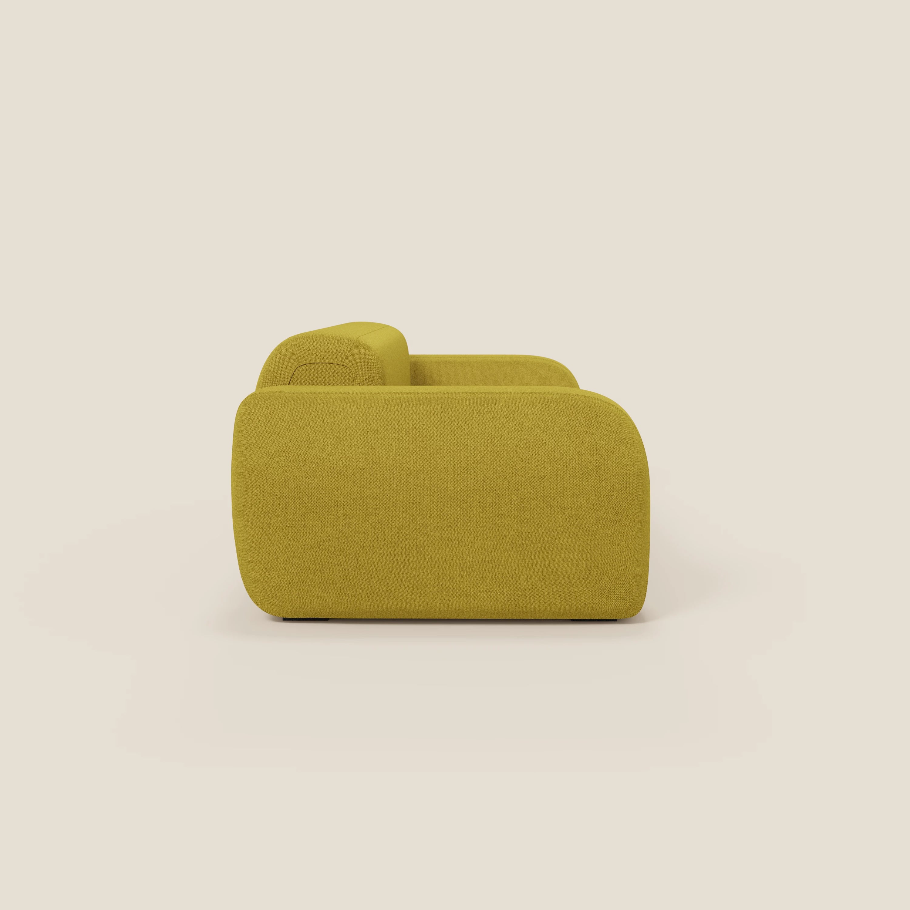 Il BonBon Divano modulare Lineare 220 di Divani.Store, presentato in tessuto antimacchia T23 "giallo sole", è caratterizzato da spessi braccioli arrotondati e da una seduta morbida per un comfort moderno su uno sfondo bianco sporco.
