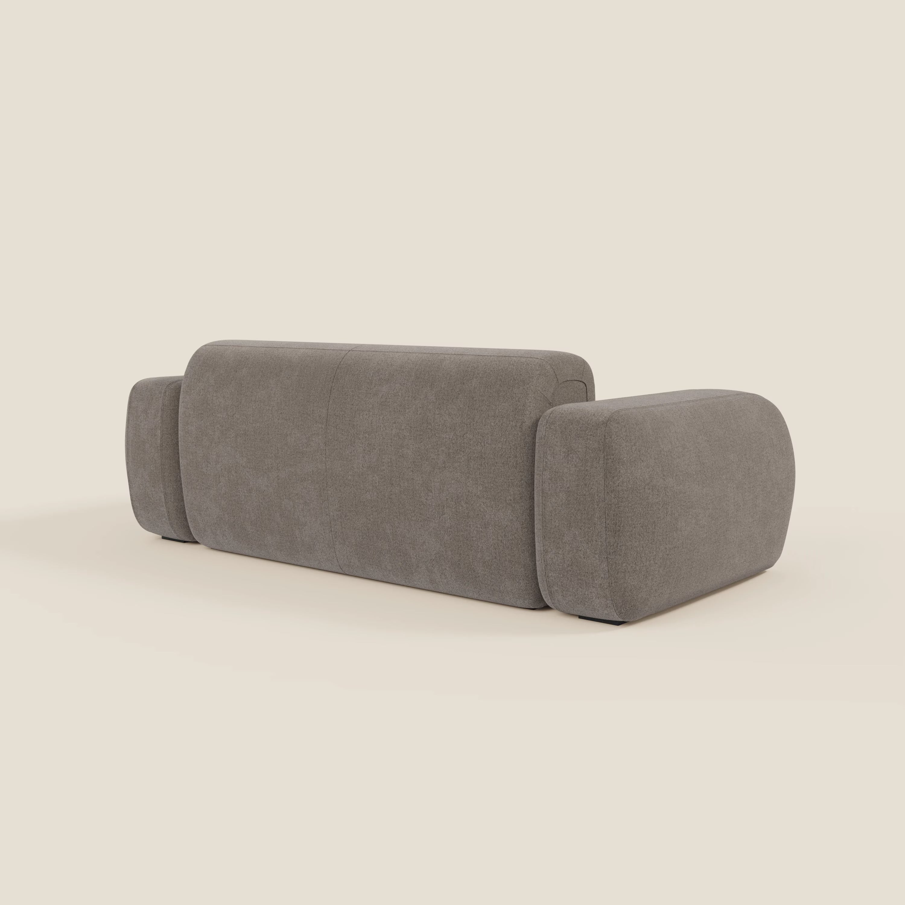 Il BonBon Divano modulare Lineare 220 di Divani.Store è un divano modulare moderno e minimalista di colore tortora, con braccioli spessi e arrotondati e schienale basso in tessuto antimacchia T23, rappresentato dallo schienale in posizione angolata su uno sfondo beige chiaro.