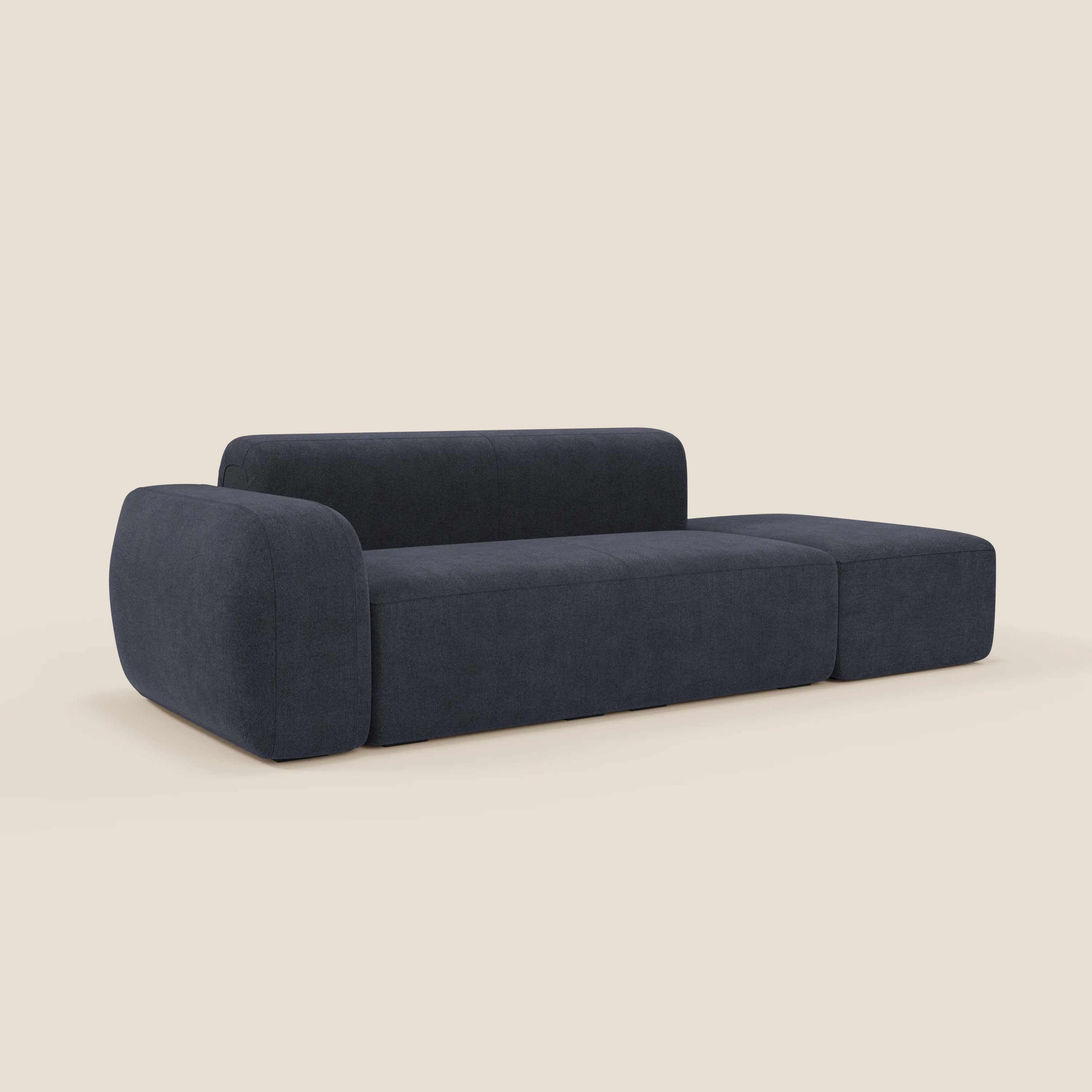Il divano componibile BonBon di Divani.Store in smacchiabile T23 blu ardesia è caratterizzato da un design moderno e modulare con braccioli e schienale arrotondati, profilo basso e forme squadrate per un look pulito e contemporaneo.