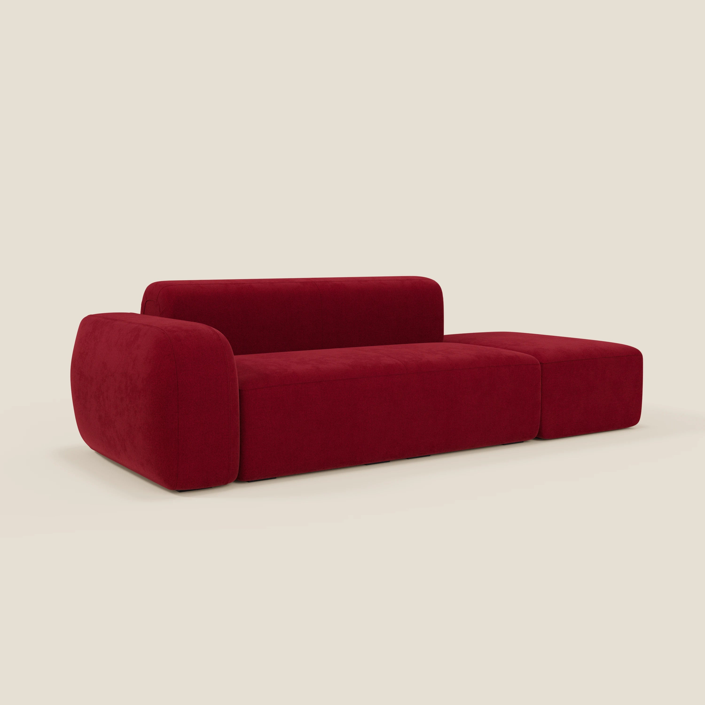 Il BonBon Divano componibile di Divani.Store in smacchiabile T23 bordeaux è caratterizzato da bracciolo sinistro, schienale, ampia seduta piatta e bordi arrotondati. Si abbina perfettamente al pouf terminale coordinato su uno sfondo beige chiaro.
