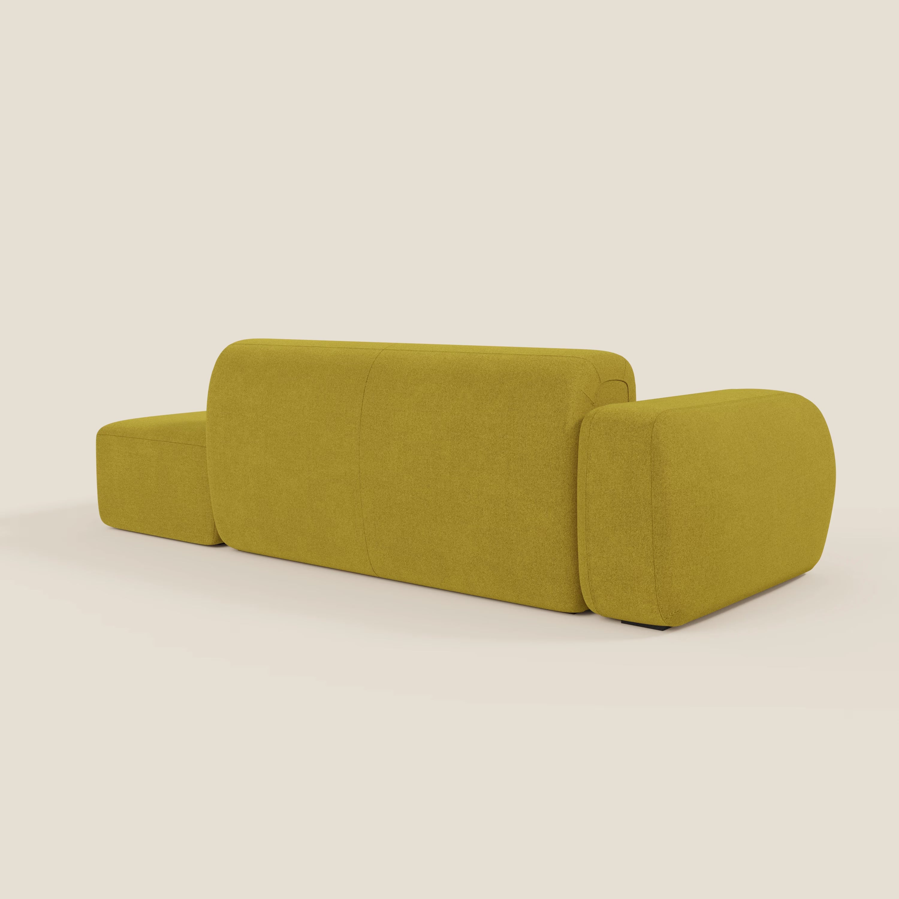Il BonBon Divano componibile - Composizione con pouf terminale in tessuto smacchiabile T23 giallo sole di Divani.Store è caratterizzato da bordi lisci e arrotondati, un lato sinistro senza braccio e un bracciolo destro più robusto. Il fondo bianco sporco mette in risalto il suo colore deciso.
