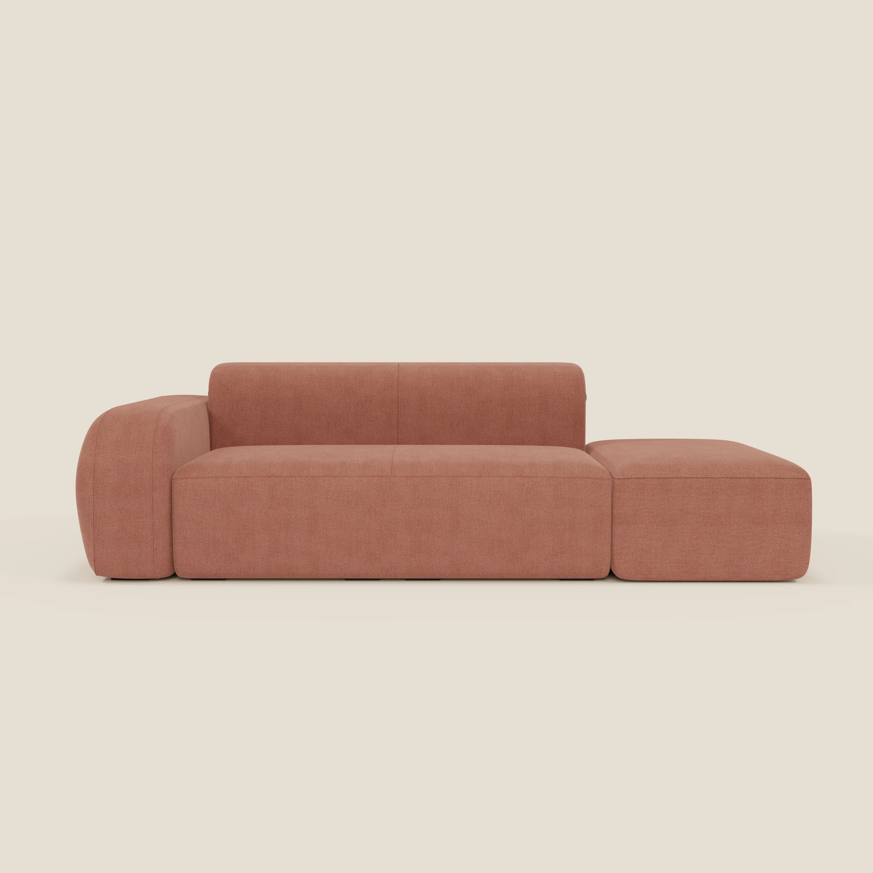 Il BonBon Divano componibile di Divani.Store, in tessuto smacchiabile T23 pesca, è dotato di bracciolo sinistro, seduta centrale con schienale e terminale pouf a destra, ideale per uno spazio moderno e minimalista.
