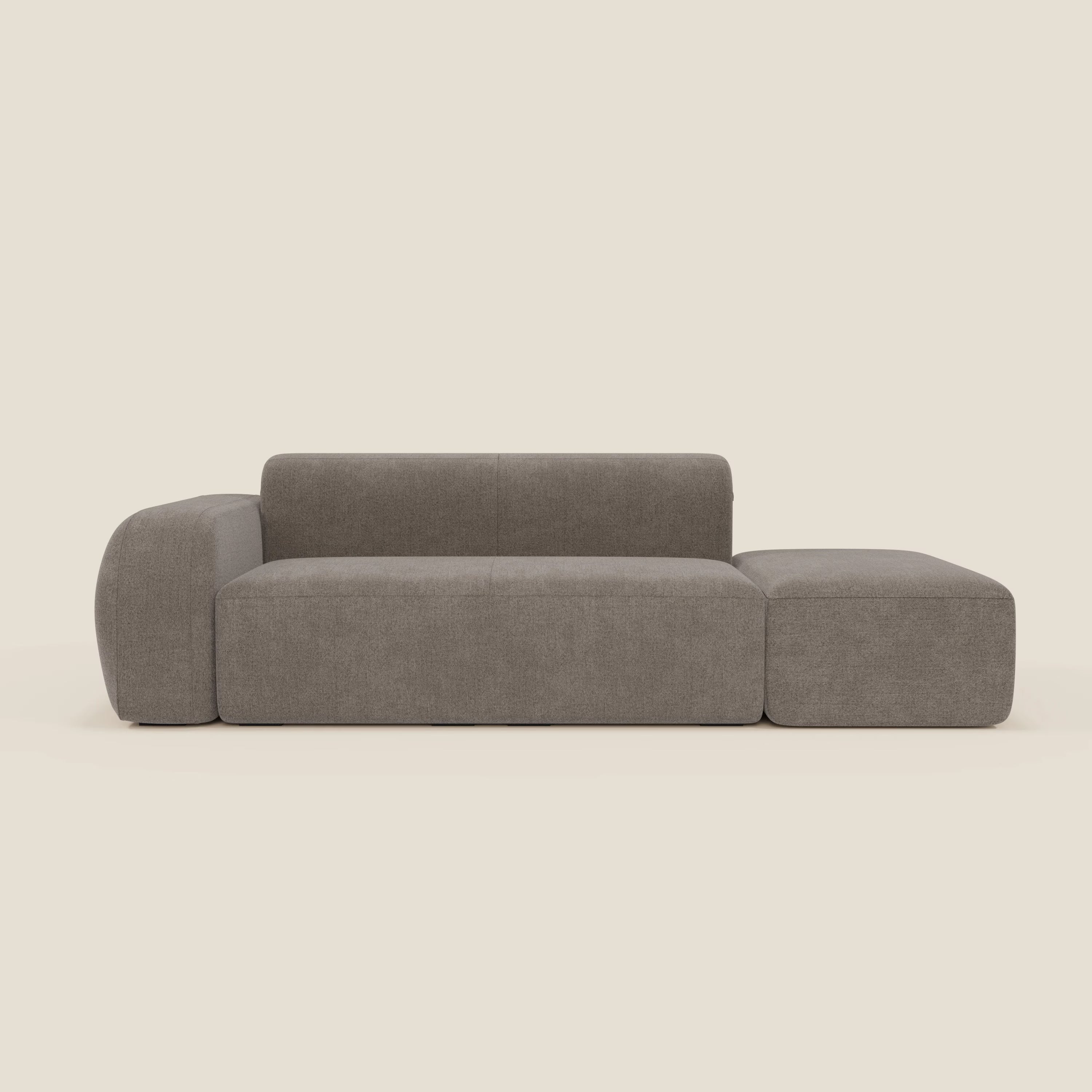 Il BonBon Divano componibile di Divani.Store, in tessuto smacchiabile T23 talpa, è caratterizzato da spessi cuscini rettangolari, un bracciolo sinistro arrotondato e una chaise lounge destra annessa con pouf terminale.