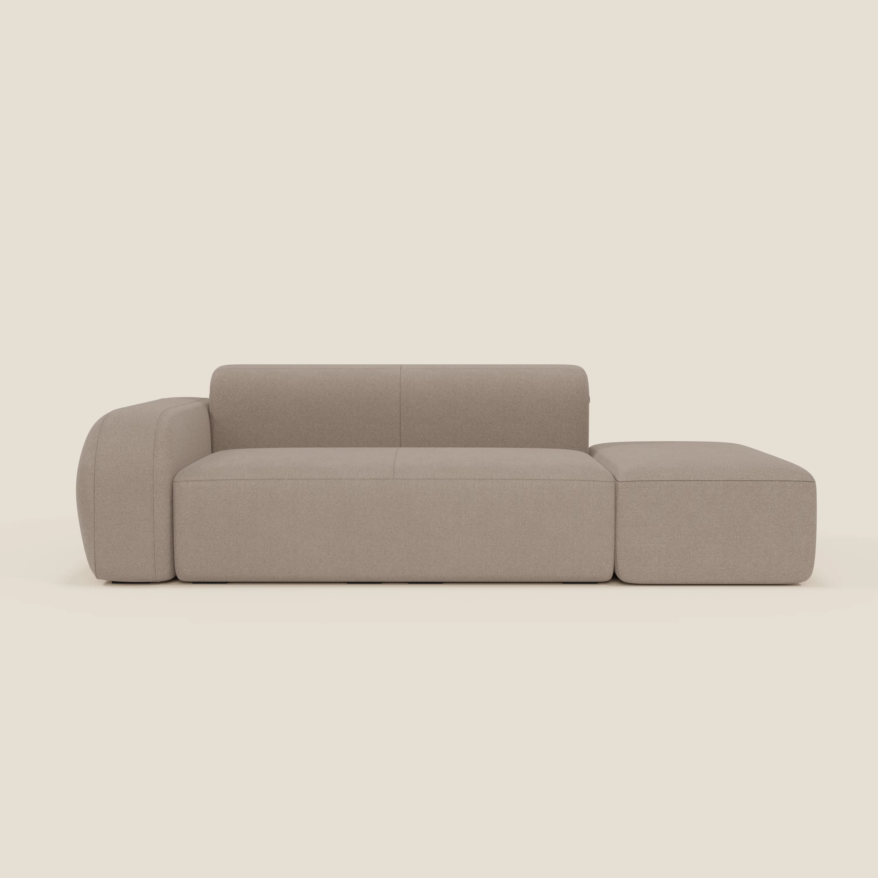 BonBon Divano componibile di Divani.Store in tessuto smacchiabile T23 tortora, caratterizzato da linee pulite, schienale basso, bracciolo sinistro, pouf terminale destro coordinato e design minimalista beige su sfondo bianco sporco.