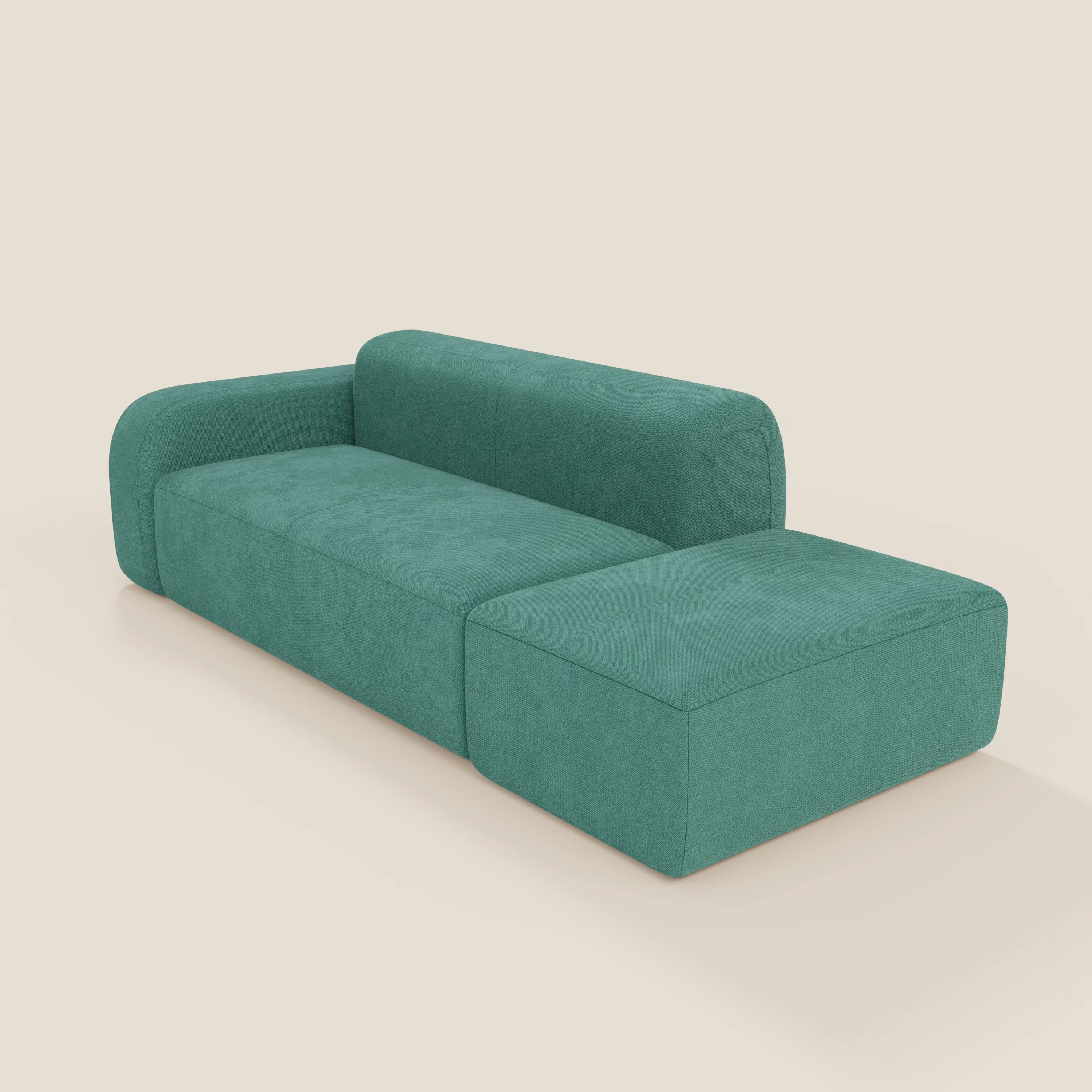 Il BonBon Divano componibile di Divani.Store, in smacchiabile T23 verde acqua, è caratterizzato da linee pulite, bracciolo sinistro, cuscini morbidi e pouf terminale a destra, su sfondo crema.
