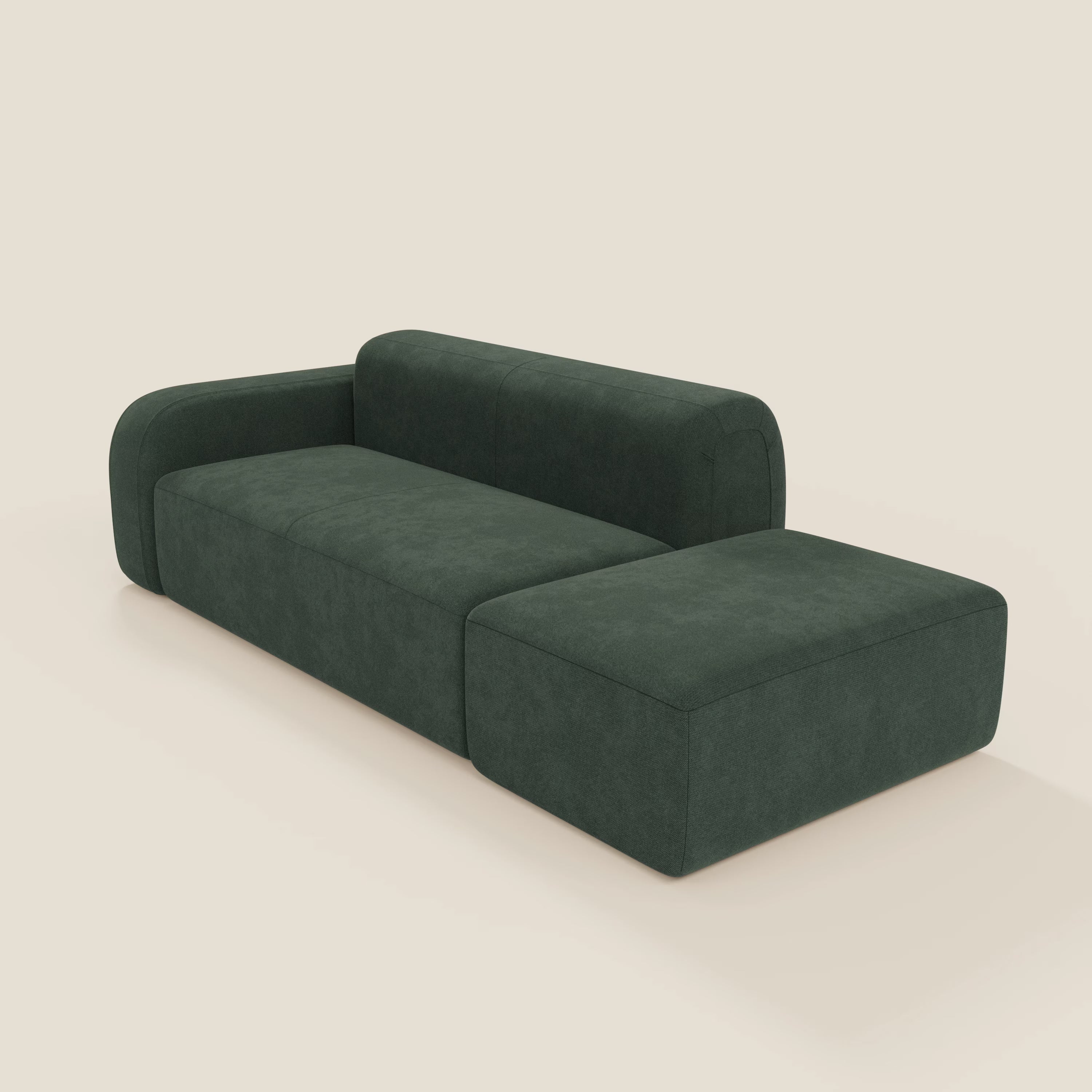 BonBon Divano componibile di Divani.Store è caratterizzato da un tessuto antimacchia verde T23, schienale basso, bracciolo sinistro e pouf terminale destro. Il suo look moderno spicca su uno sfondo beige chiaro senza gambe visibili.