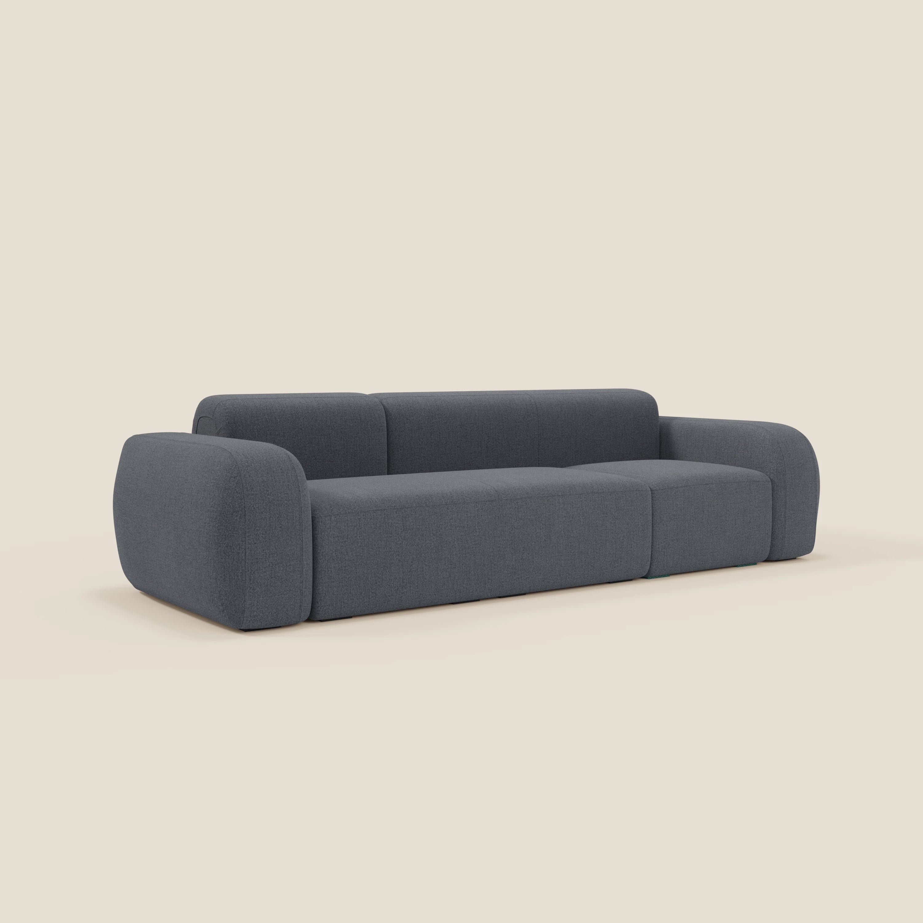 Il divano componibile BonBon - Composizione Spaccamattone di Divani.Store è caratterizzato da braccioli ampi e arrotondati, schienale basso e tessuto antimacchia blu grafite per un look moderno e minimalista.