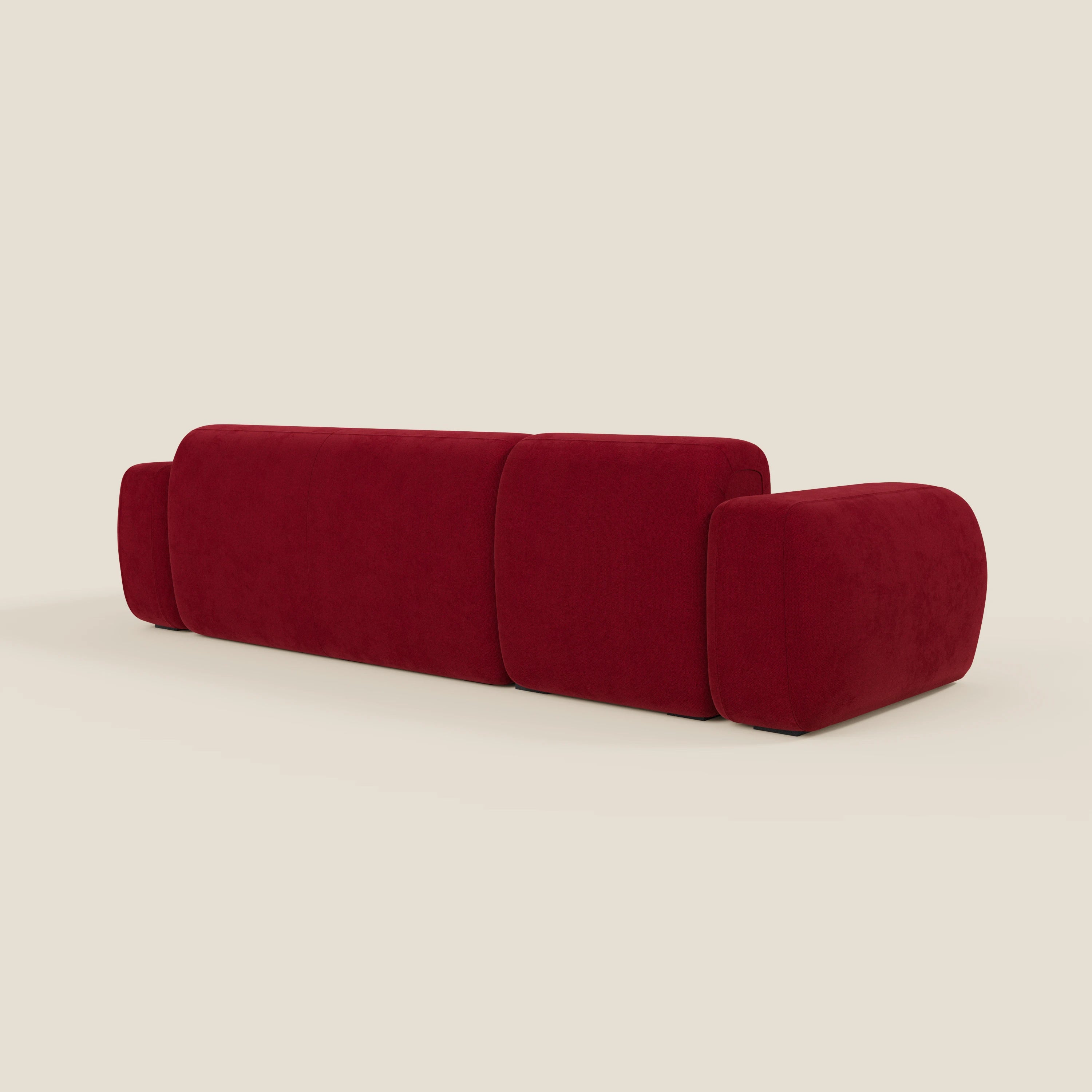 Il BonBon Divano componibile - Composizione Spaccamattone in tessuto smacchiabile T23 bordeaux di Divani.Store è caratterizzato da un design moderno e minimalista con bordi arrotondati e cuscini in feltro, mostrato dallo schienale su uno sfondo beige chiaro.