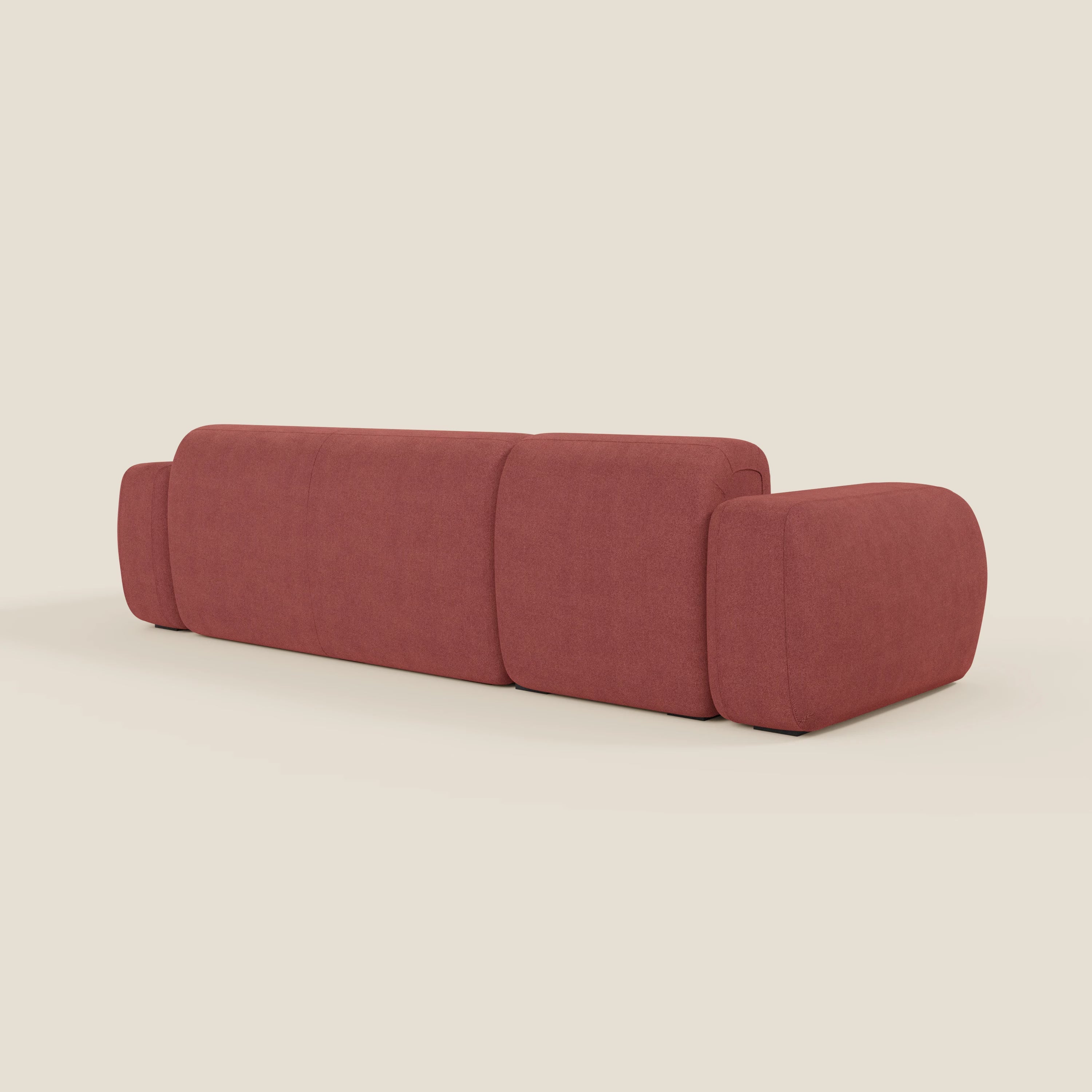 Il BonBon Divano modulare componibile - Composizione Spaccamattone in tessuto smacchiabile T23 rosso ciliegia di Divani.Store è mostrato dal retro, mettendo in evidenza i suoi bordi arrotondati, i cuscini a blocchi e il ricco colore rosso ciliegia su uno sfondo bianco sporco.