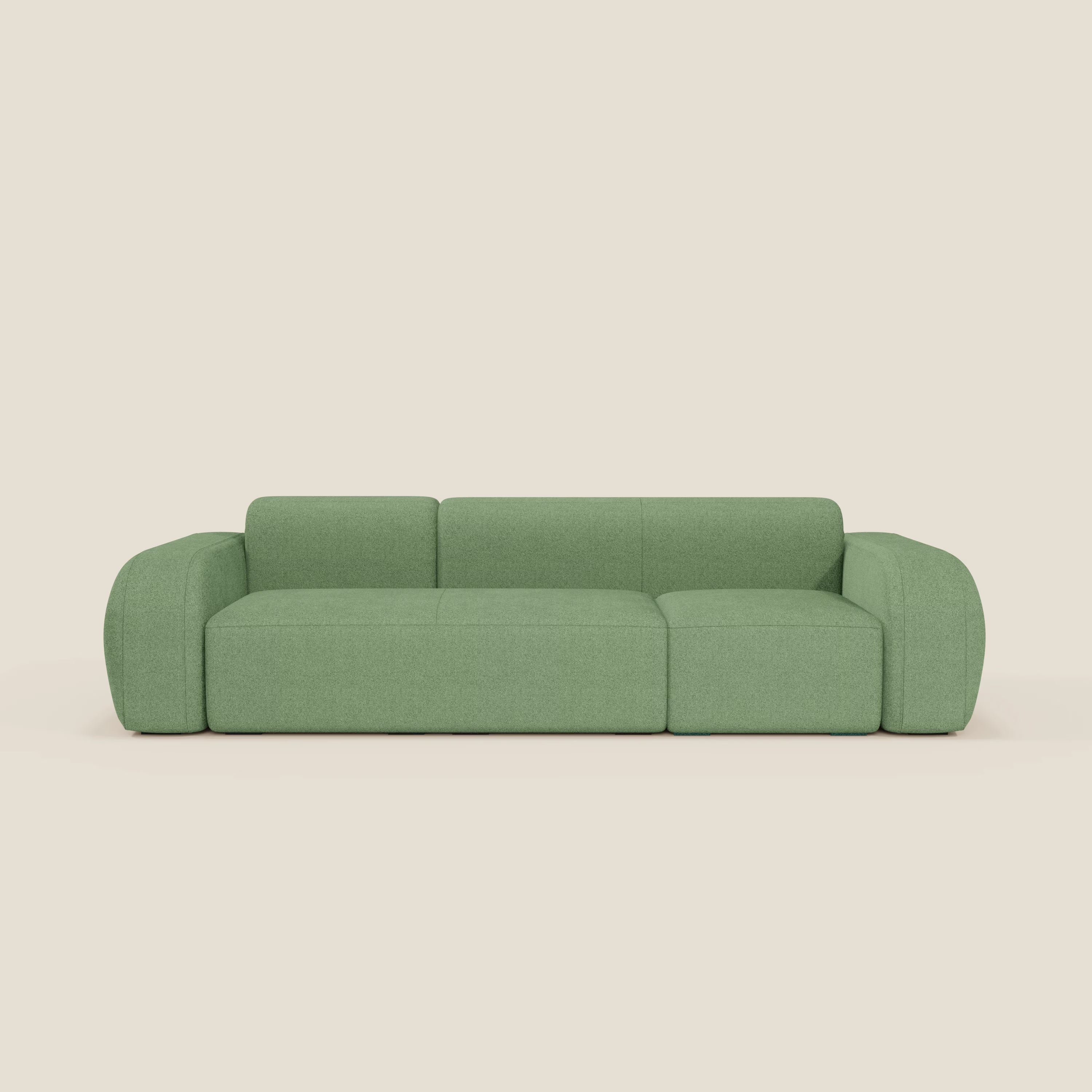 Il divano componibile BonBon - Composizione Spaccamattone di Divani.Store è caratterizzato da braccioli e schienali ampi e arrotondati in tessuto T23 menta, facile da pulire, dalle linee pulite e dal design minimalista e moderno su sfondo crema.