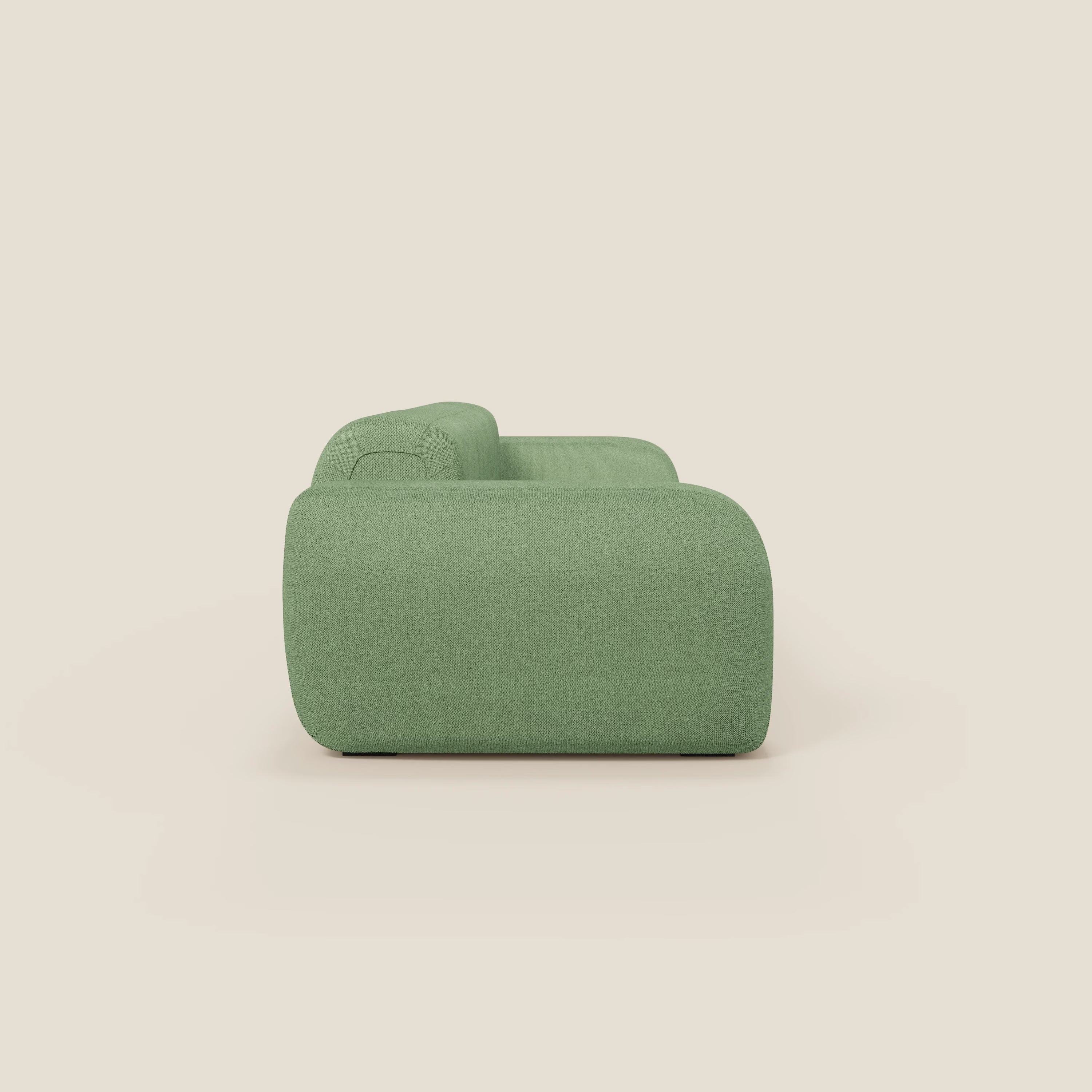 Il BonBon Divano componibile - Composizione Spaccamattone in tessuto smacchiabile T23 menta di Divani.Store è presentato lateralmente su sfondo beige chiaro, con braccioli ampi e arrotondati e linee morbide per un look accogliente e moderno. Non sono presenti altri oggetti.