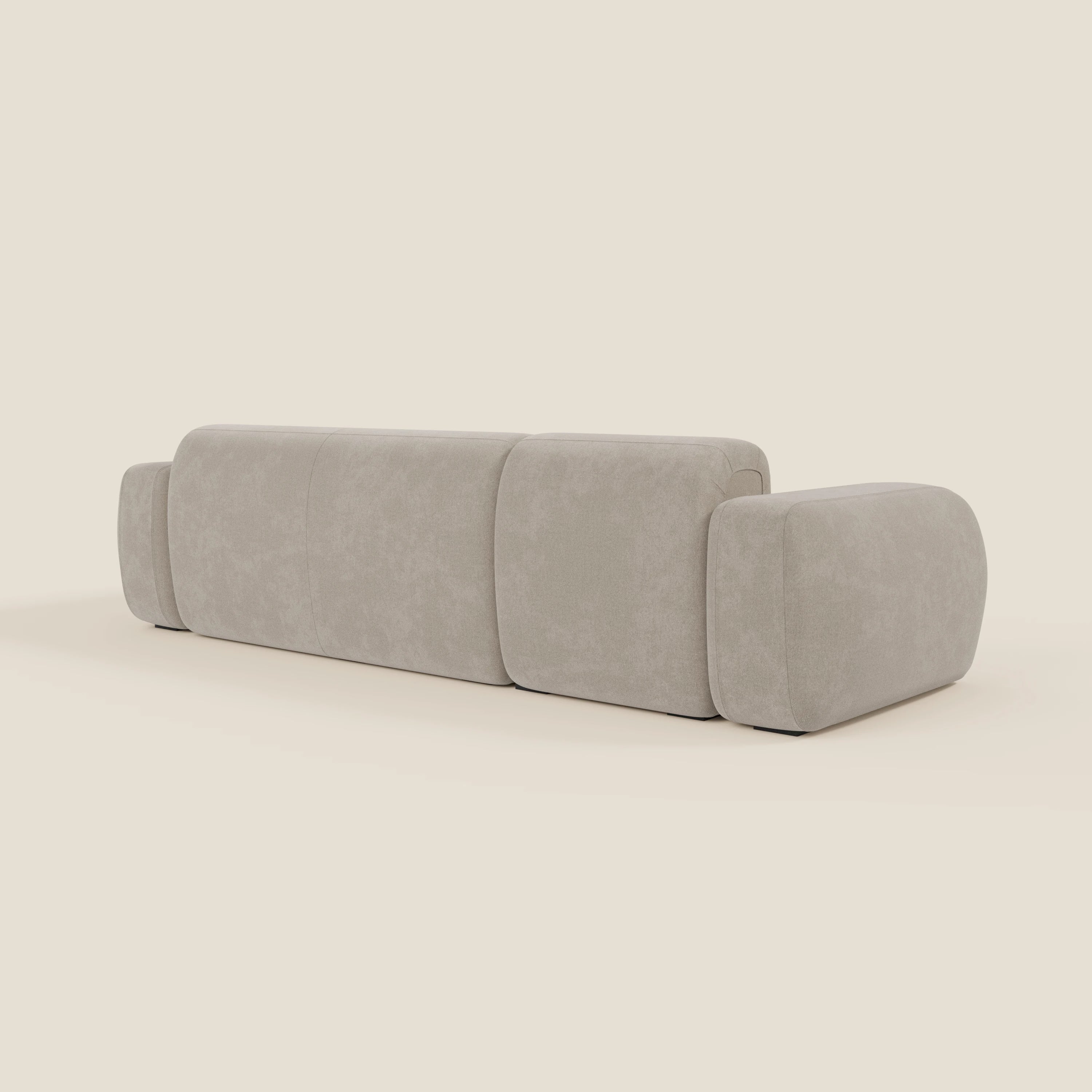 Il BonBon Divano componibile di Divani.Store in tessuto smacchiabile T23 panna è presentato dal retro, mostrando il suo design moderno e robusto con bordi arrotondati, senza gambe a vista, e tre sezioni imbottite.
