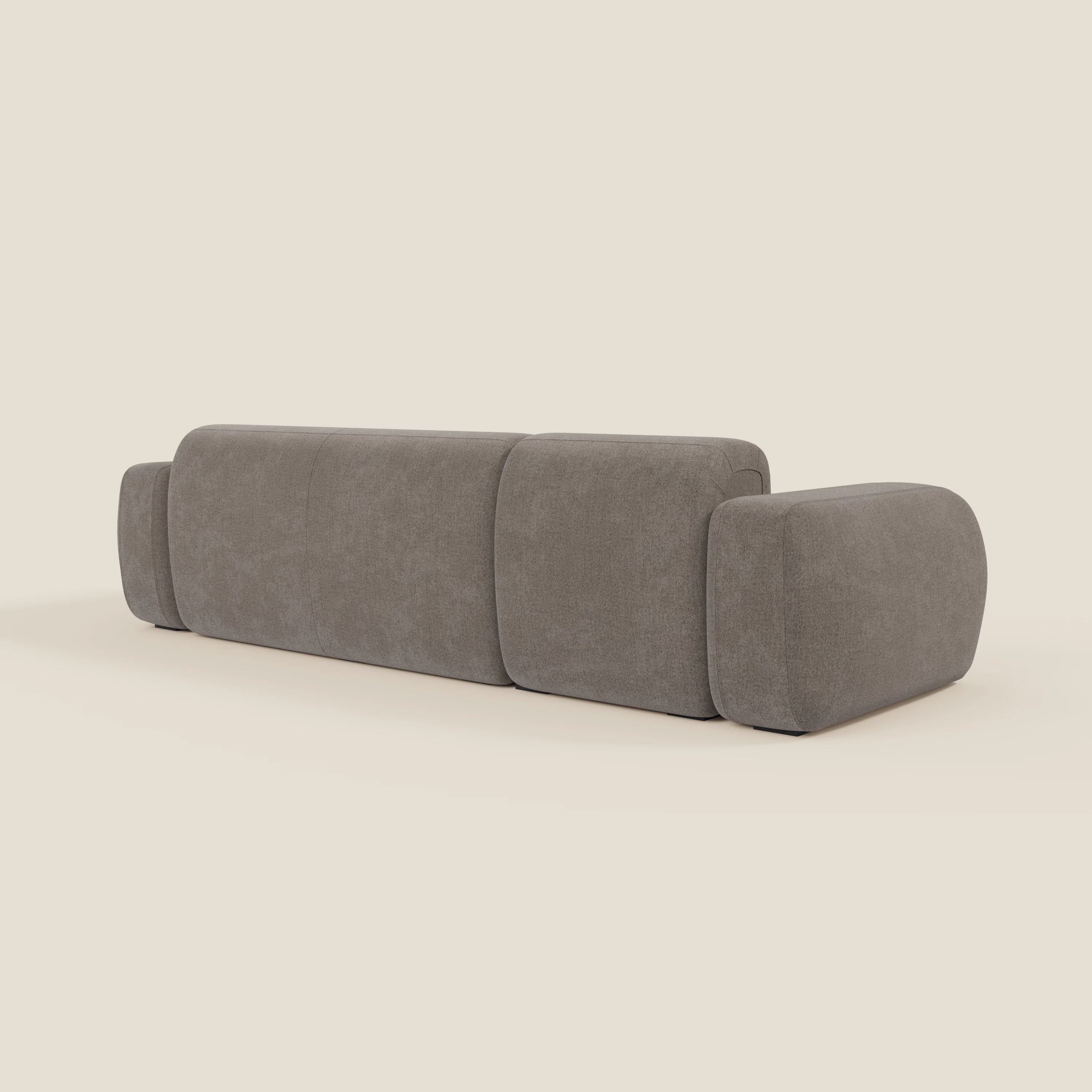 Il BonBon Divano componibile di Divani.Store, in tessuto smacchiabile T23 talpa, è mostrato dal retro su uno sfondo beige. Gli ampi cuscini e gli ampi braccioli ne sottolineano il design moderno, minimalista e unico.