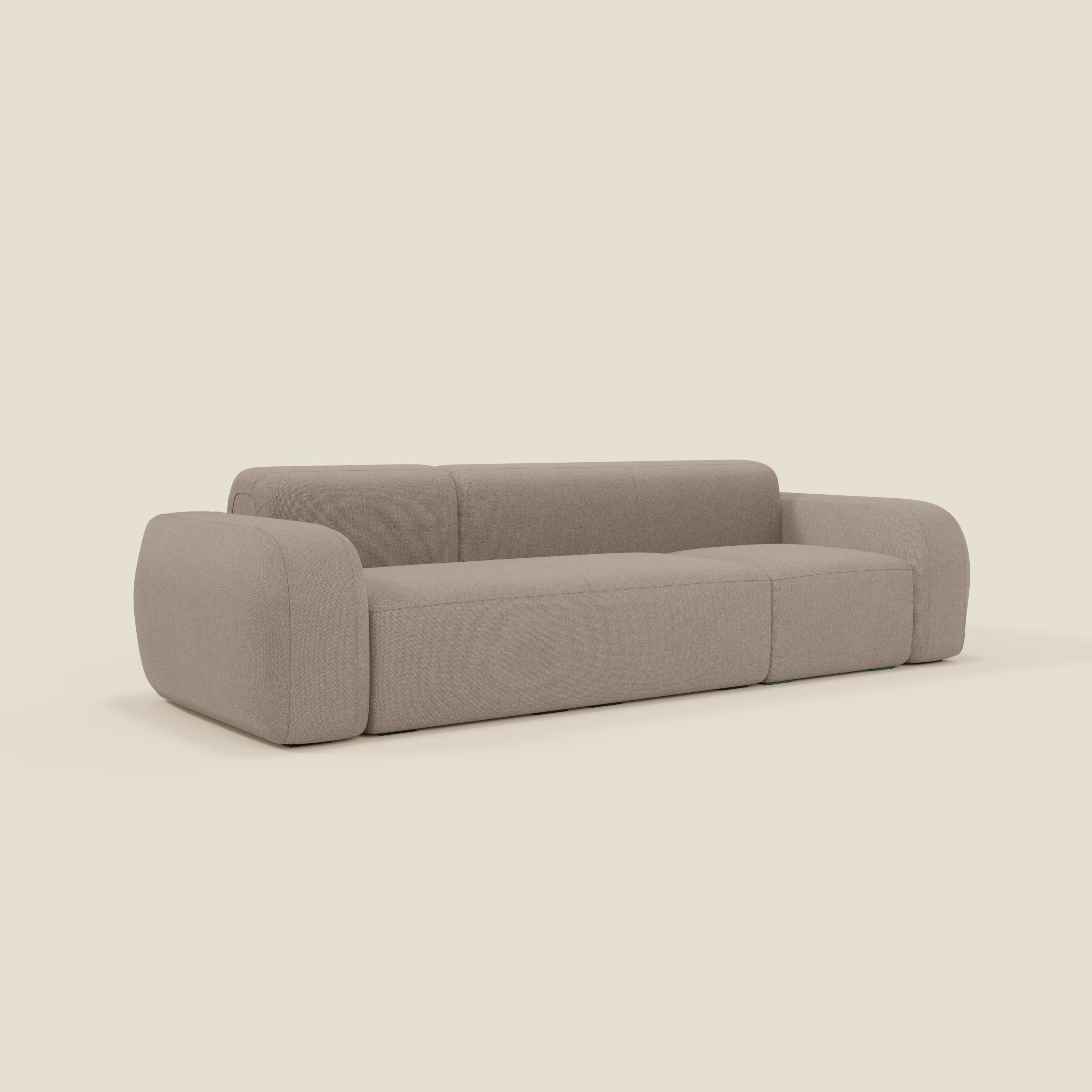 Il BonBon Divano componibile - Composizione Spaccamattone di Divani.Store ha tre posti a sedere, è caratterizzato da un moderno tessuto smacchiabile T23 color taupe, braccioli e schienale arrotondati, morbida imbottitura e un design elegante a basso profilo.