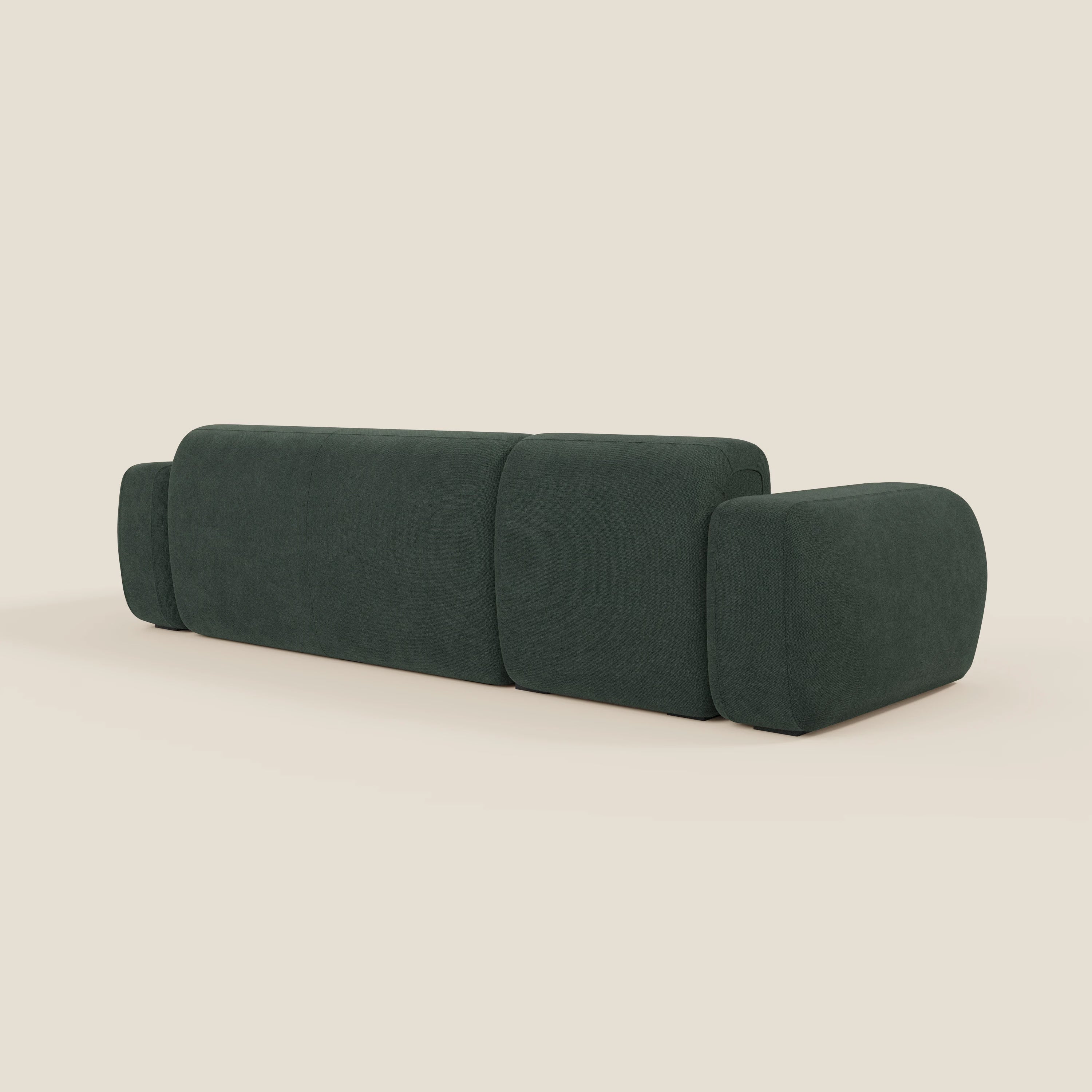 Il BonBon Divano modulare componibile - Composizione Spaccamattone di Divani.Store è presentato dal retro in tessuto T23 verde smacchiabile, con bordi lisci e arrotondati e grandi cuscini a blocchi su uno sfondo beige semplice.