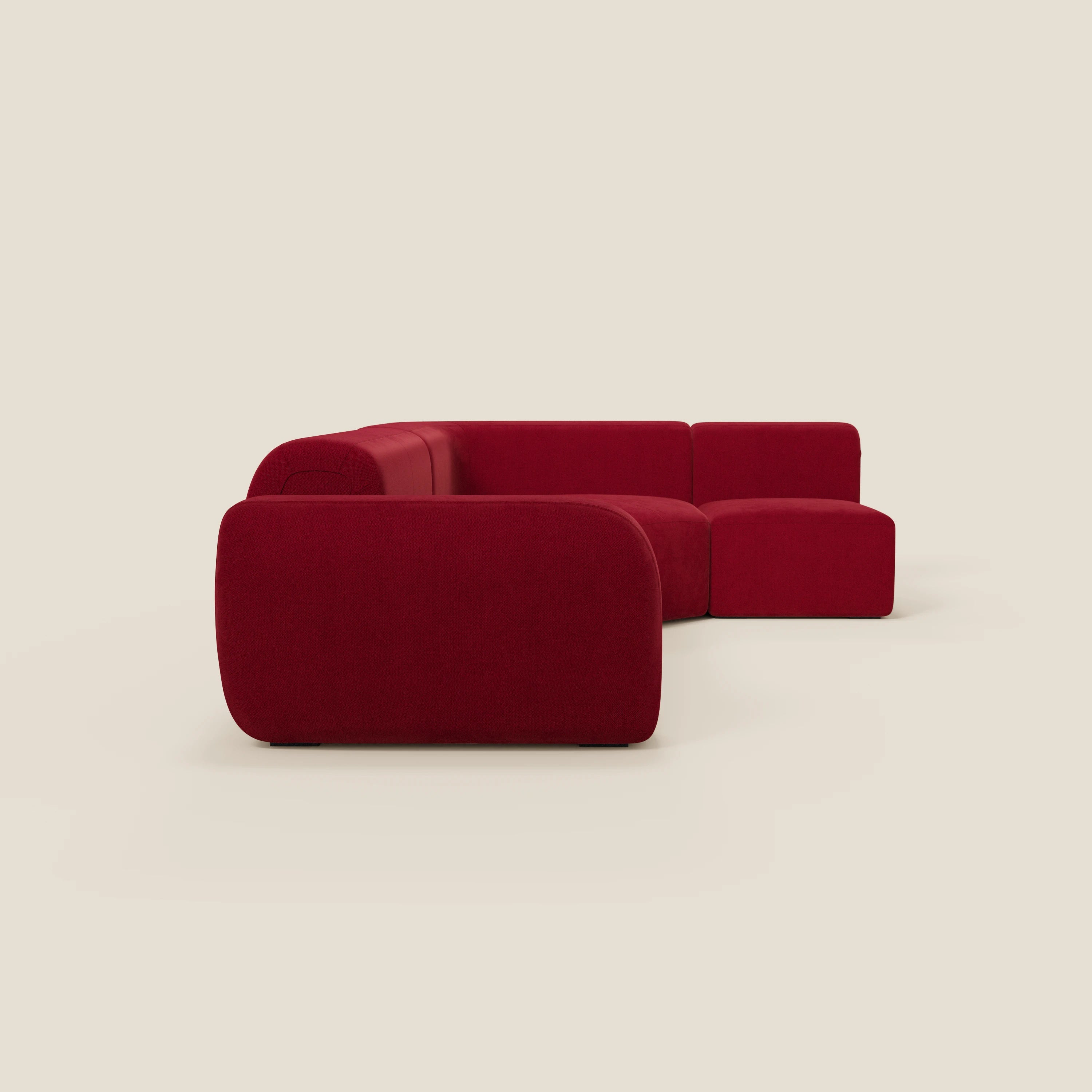 Il divano angolare componibile e modulare BonBon di Divani.Store, in tessuto smacchiabile T23 bordeaux, è caratterizzato da bordi arrotondati, design modulare a L con più sezioni di seduta e stile minimalista su sfondo beige chiaro.