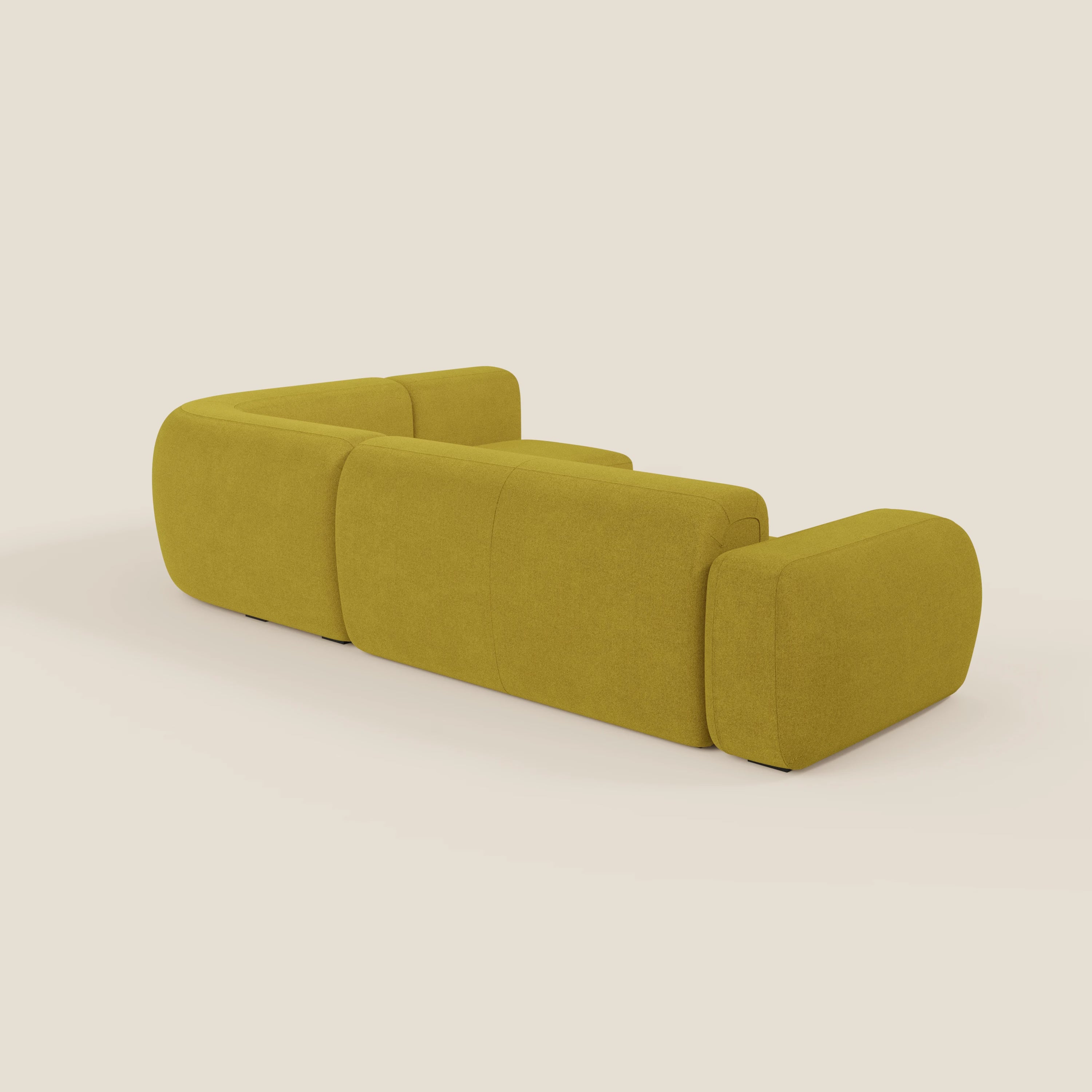 Il divano BonBon angolare componibile e modulare di Divani.Store in smacchiabile T23 giallo sole è caratterizzato da bordi lisci e arrotondati e da uno schienale basso. Le sue sedute profonde e il design minimalista offrono un comfort versatile, su uno sfondo bianco sporco.