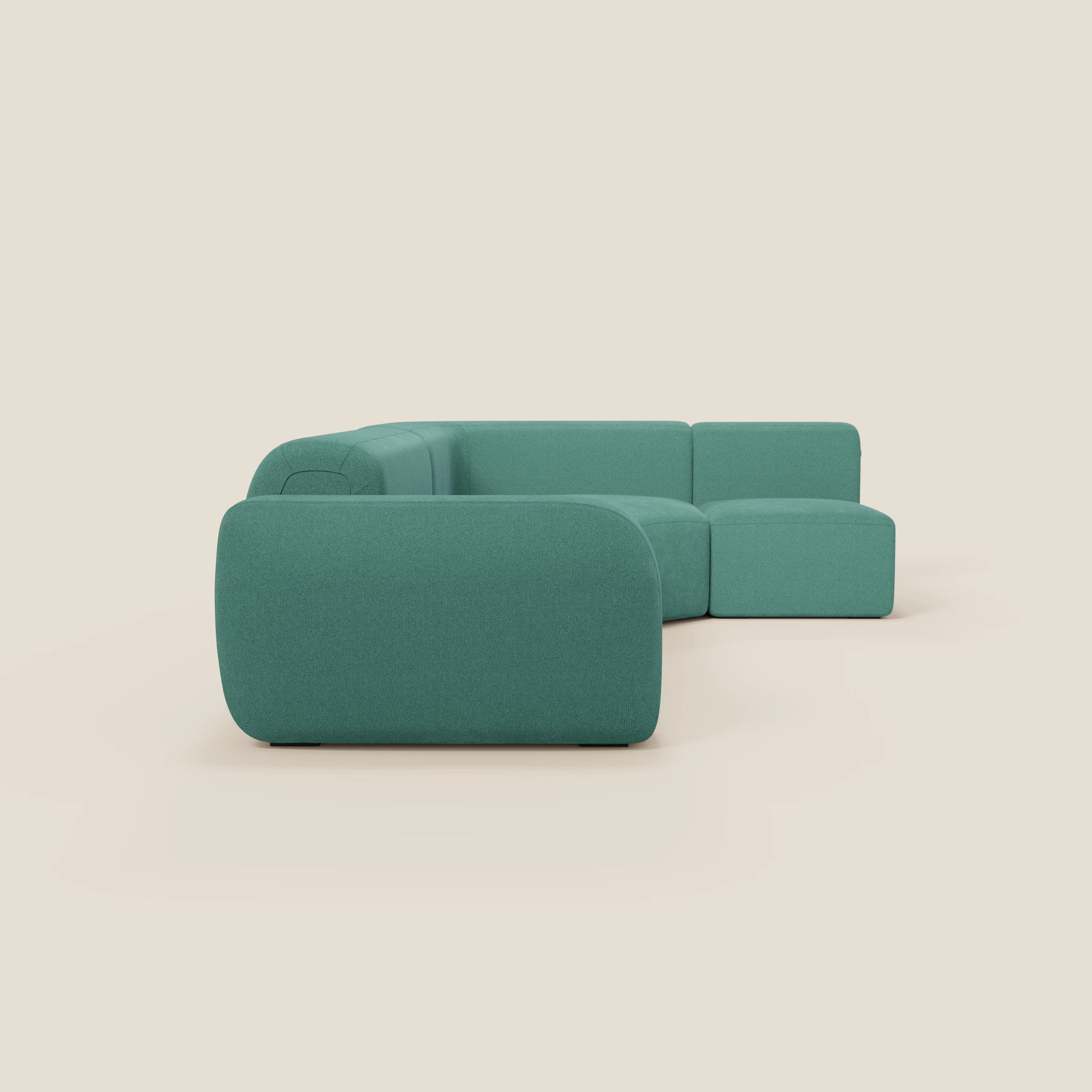 Il divano angolare componibile e modulare BonBon di Divani.Store, in tessuto smacchiabile T23 verde acqua, è caratterizzato da cuscini morbidi, bordi arrotondati e un design minimalista e contemporaneo a forma di L su uno sfondo beige chiaro.