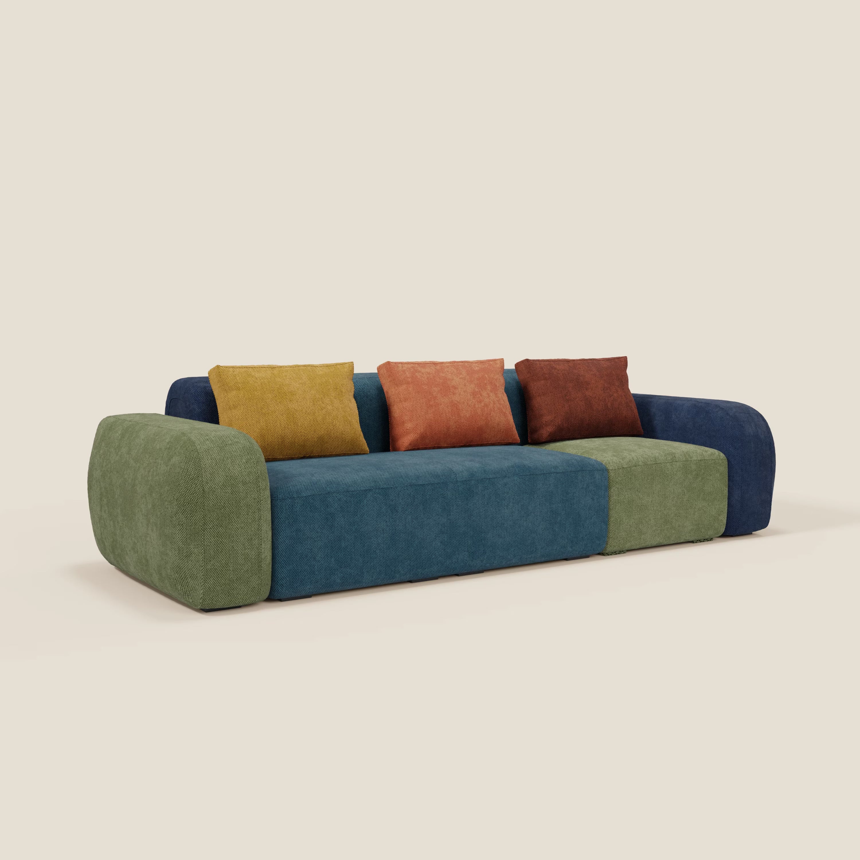 Il divano componibile BonBon 4 posti - edizione Grande Fratello di Divani.Store è un moderno divano modulare a basso profilo con bordi arrotondati e rivestimento blu-verde, accentuato da cuscini gialli, arancioni e rosso ruggine: un design italiano senza tempo.