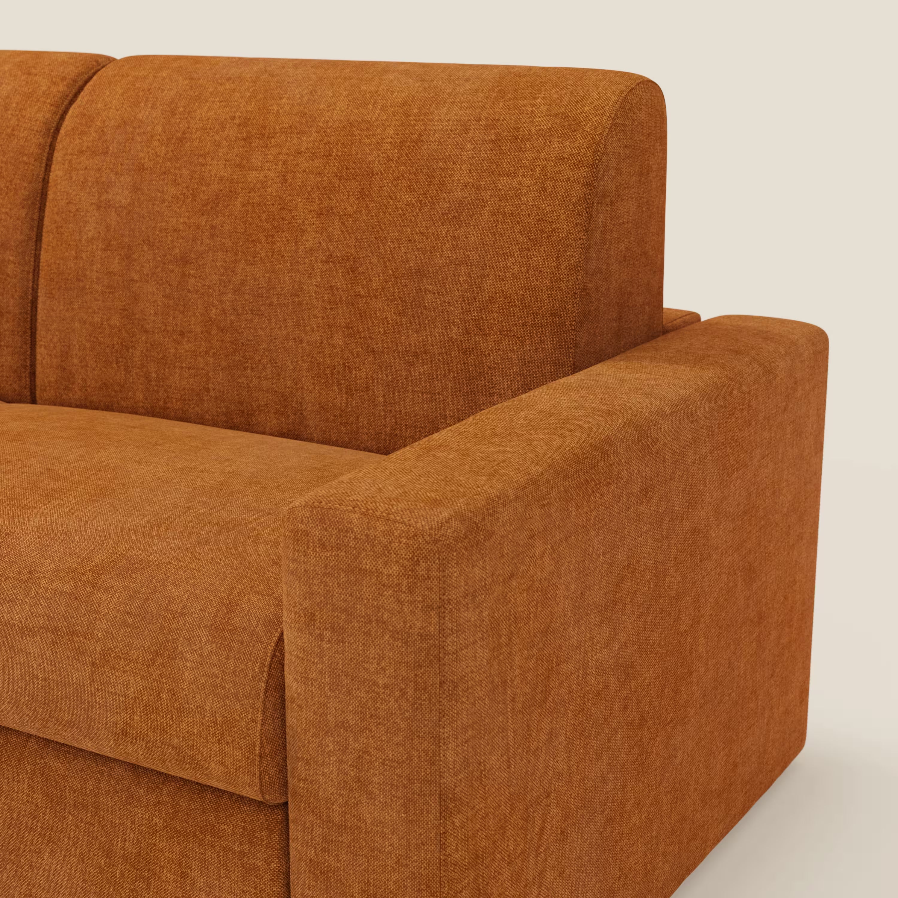 Primo piano del lato destro di Diomede Divano letto matrimoniale in velluto arancio di Divani.Store, che mostra l'ampio bracciolo e le linee moderne, rivestito in velluto T35 sfoderabile e facile da pulire su uno sfondo beige chiaro.