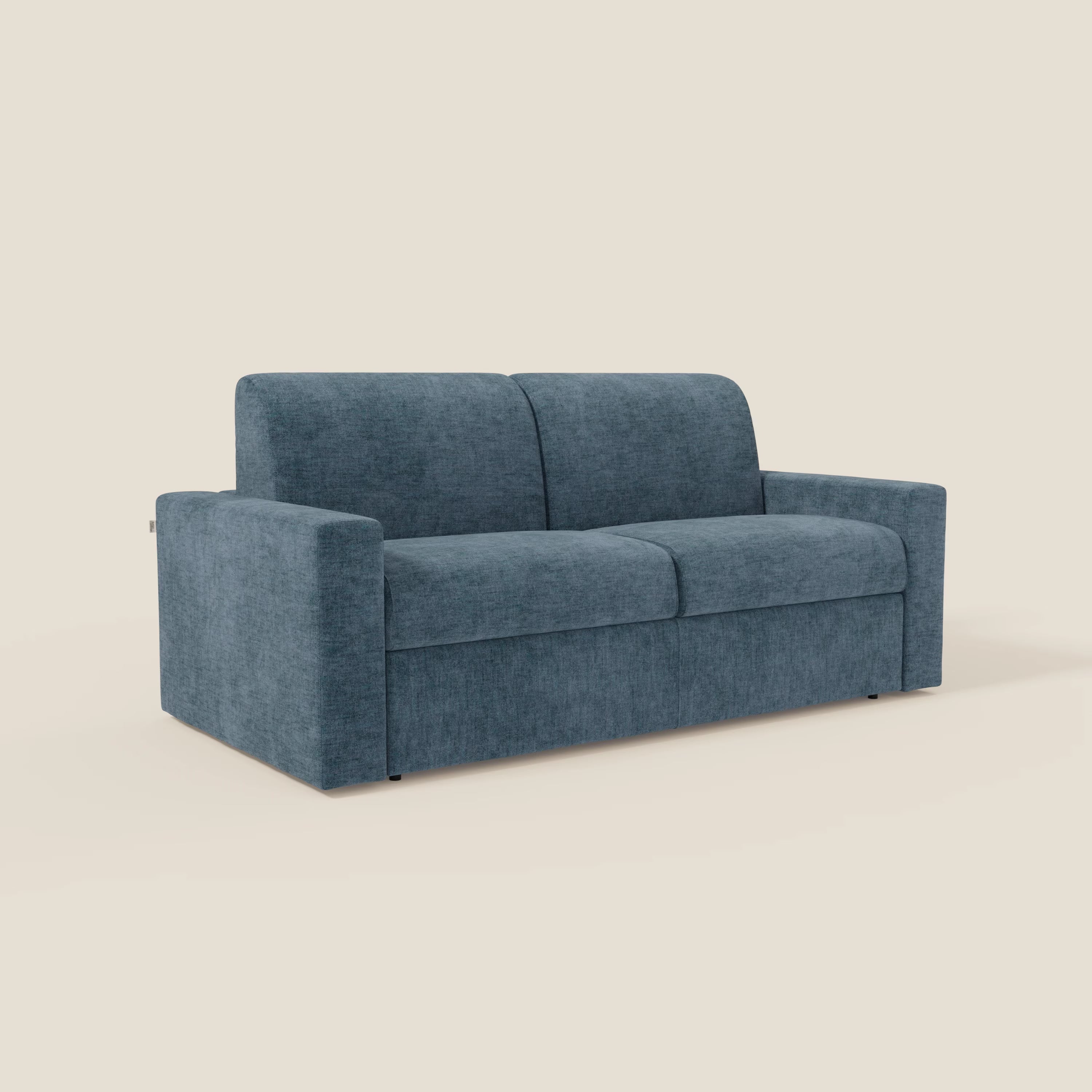 Il Divano letto matrimoniale Diomede in velluto easy clean sfoderabile di Divani.Store è caratterizzato da braccioli spessi e squadrati e da cuscini morbidi in blu T35, con un design moderno e semplice e senza gambe a vista, ideale per gli spazi contemporanei.