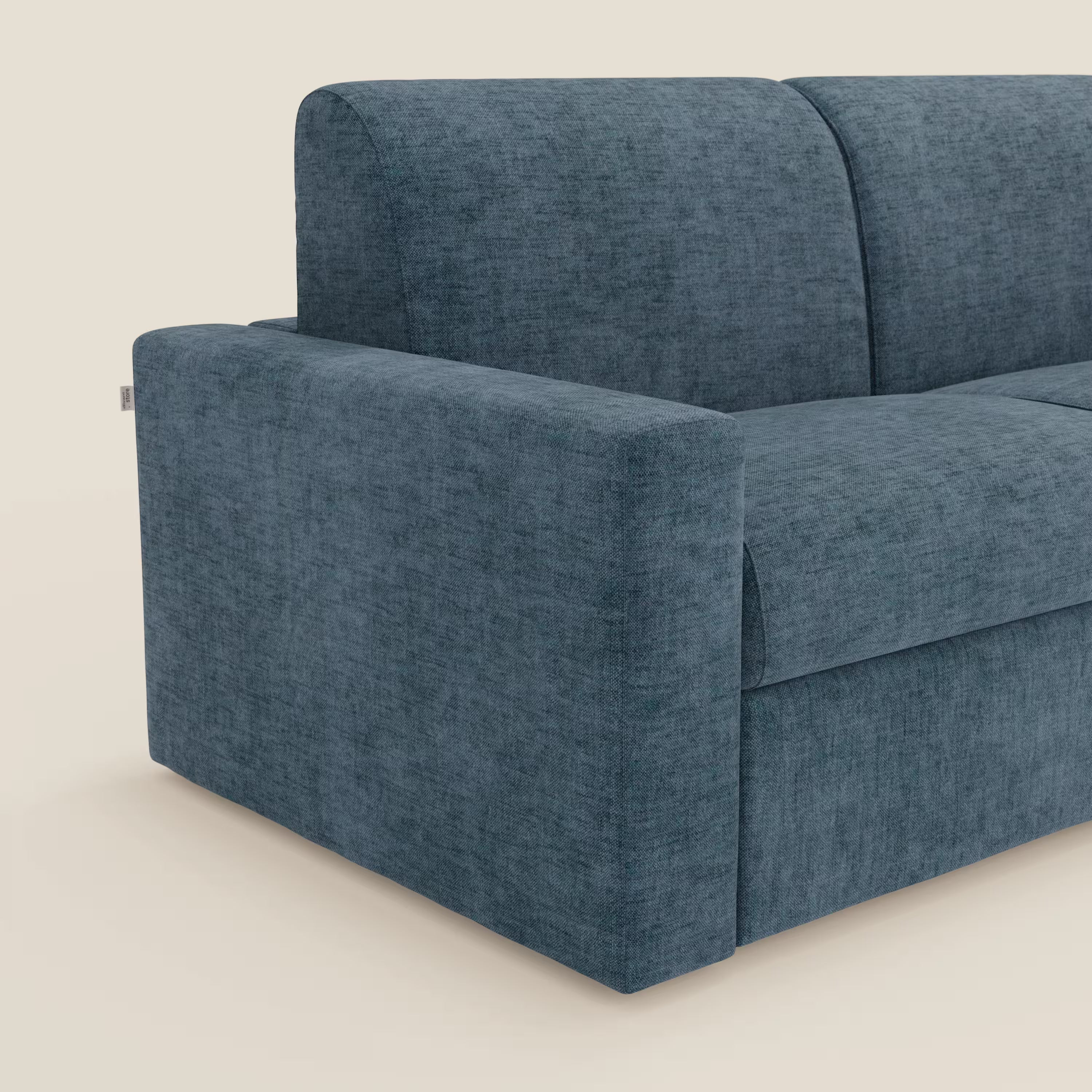 Primo piano del lato sinistro del letto matrimoniale Diomede Divano di Divani.Store in velluto blu T35 di facile pulizia, caratterizzato da un design moderno, linee pulite, braccioli spessi e cuscini morbidi su uno sfondo chiaro.