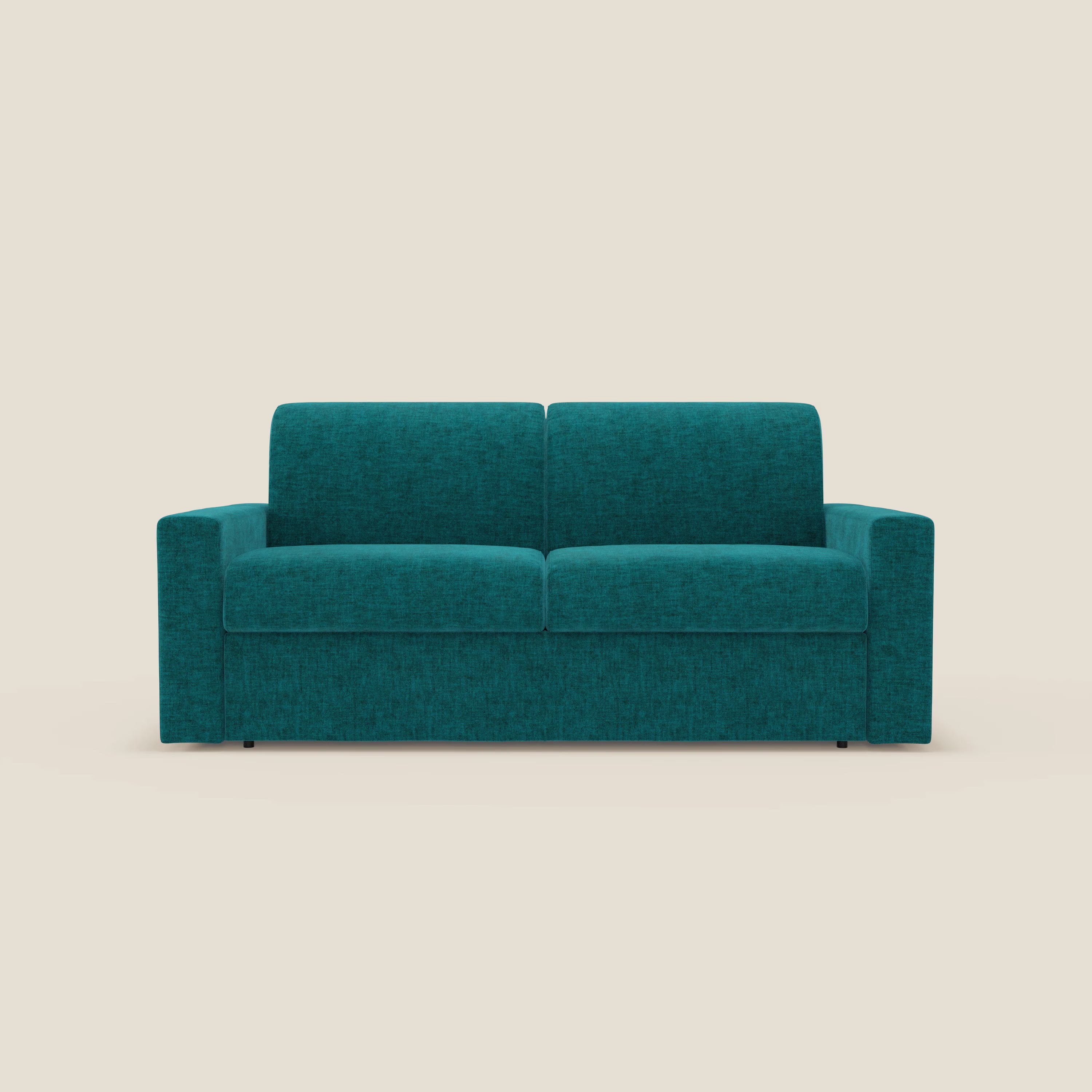 Il divano letto matrimoniale Diomede di Divani.Store ha un design moderno e squadrato, braccioli dritti e velluto T35 petrolio easy clean. Ha 2-3 posti a sedere, è completamente sfoderabile e spicca su uno sfondo beige chiaro con il suo stile minimalista.