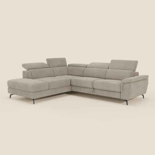 Il divano angolare estraibile Estro Divano di Divani.Store è caratterizzato da poggiatesta reclinabili, ampi cuscini di seduta e sottili gambe in metallo nero. Rivestito in tessuto impermeabile T14 beige, le sue linee pulite offrono un look elegante e moderno.