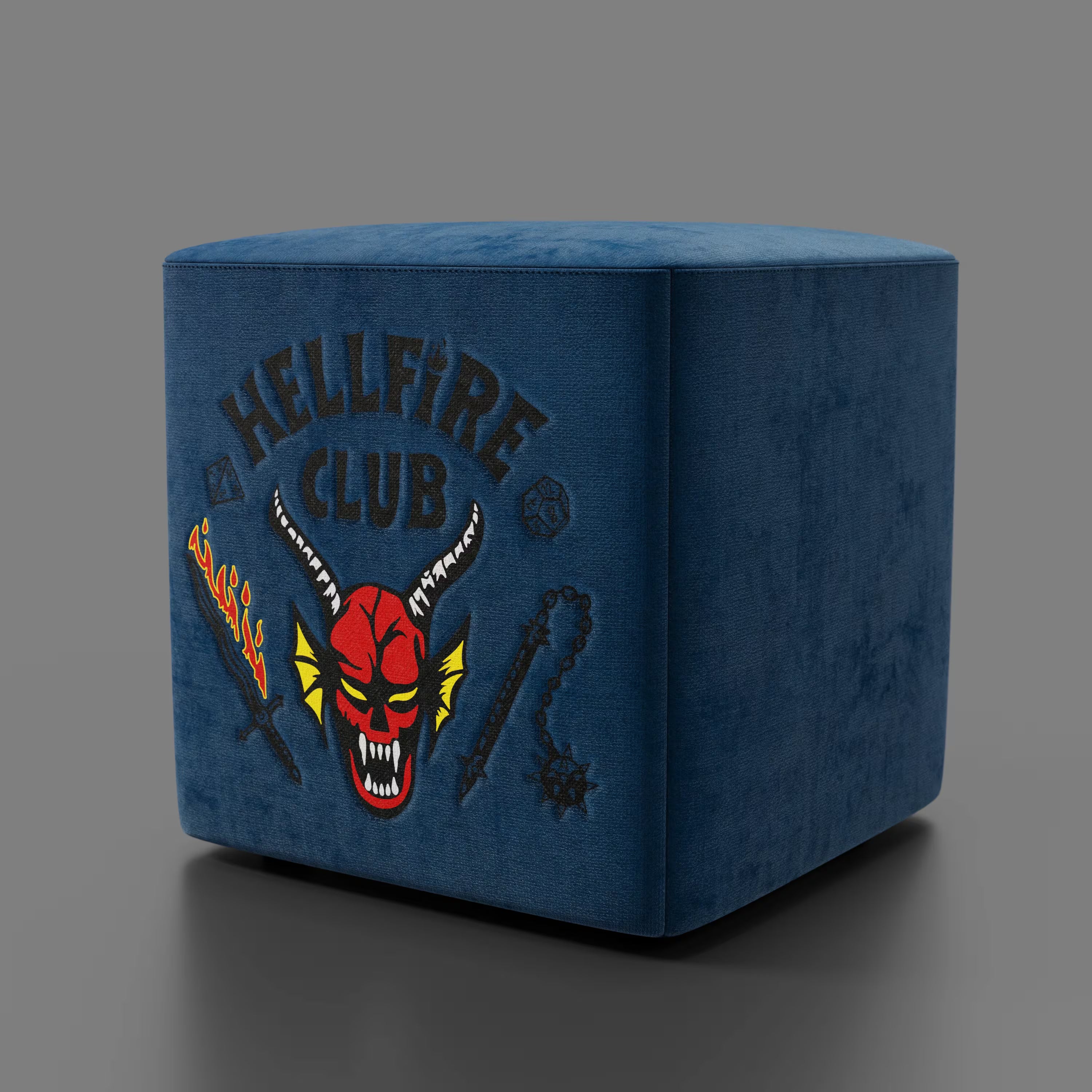 Il pouf Cube Hellfire club Stranger Things Edition di Divani.Store è caratterizzato da una patch "Hellfire Club" con un volto di demone rosso, corna gialle e armi: un pouf blu iconico che conferisce un design unico a qualsiasi spazio.