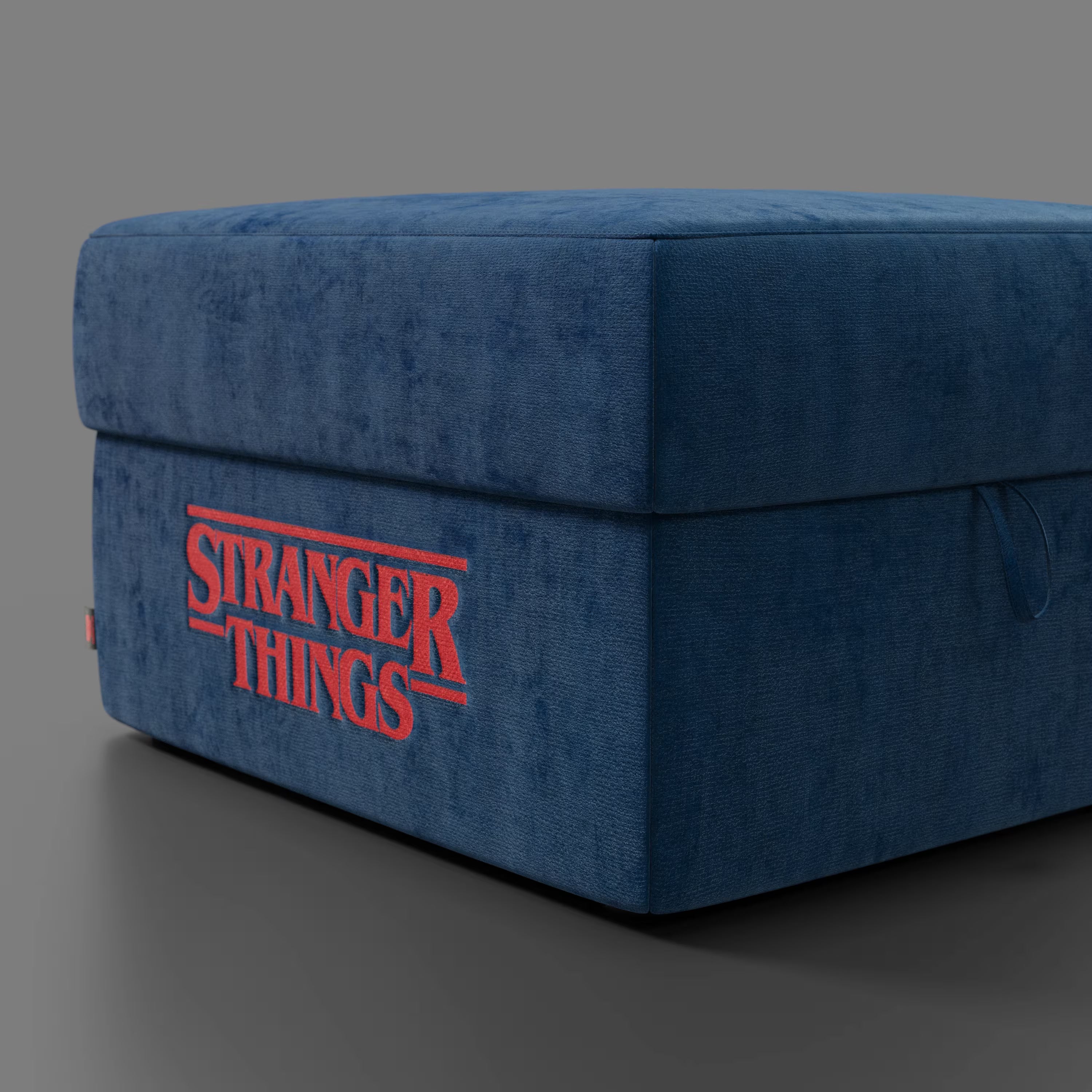 Il pouf Sun Contenitore Stranger Things Edition (60x80 cm, tessuto smacchiabile), realizzato da Divani.Store per Netflix, presenta l'iconico logo rosso di "Stranger Things" ricamato sul davanti, ideale per l'arredamento di ogni fan.