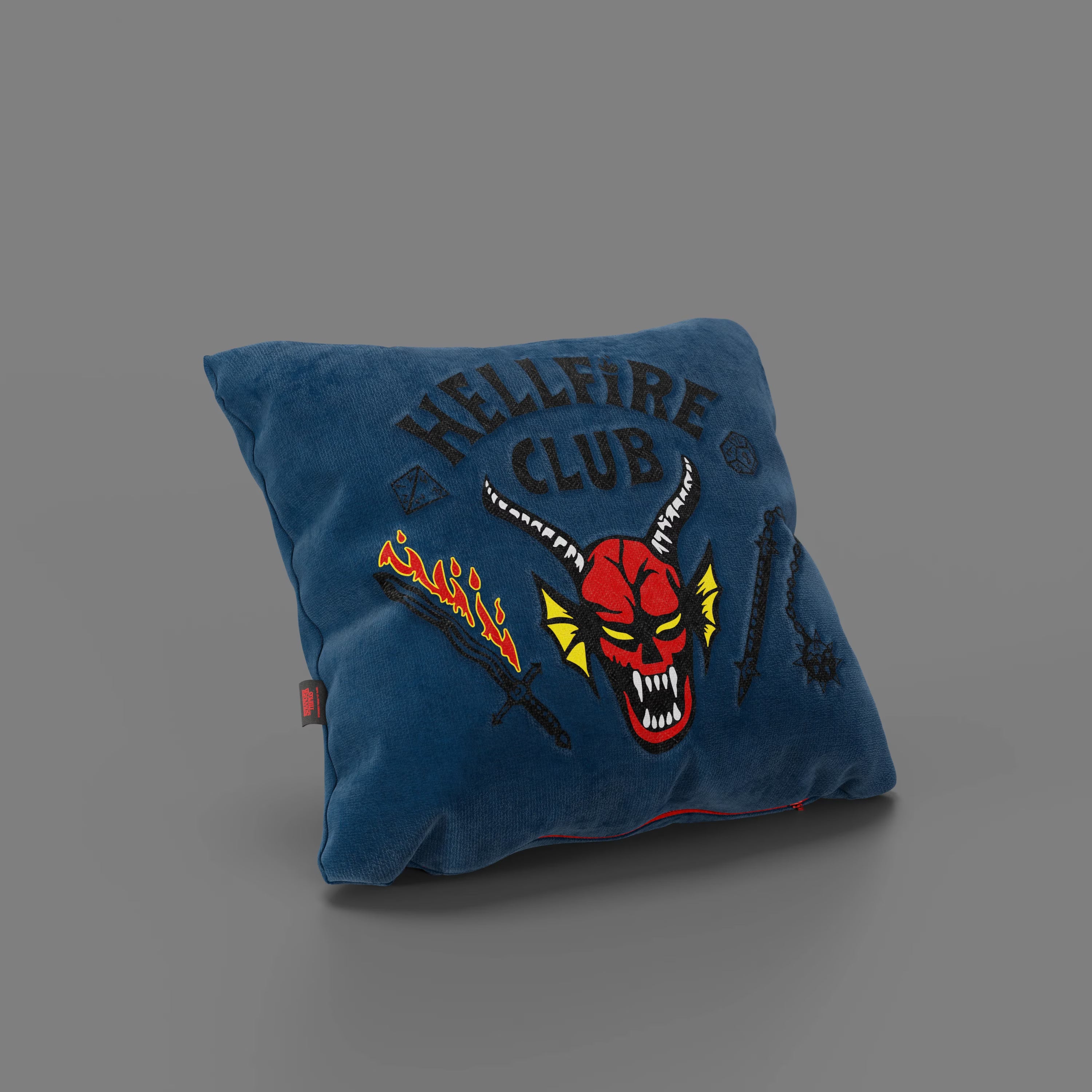 Il cuscino Hellfire Club Stranger Things Limited Edition di Divani.Store, 45x45 cm blu in tessuto smacchiabile, presenta ricamo del logo iconico con dettagli colorati su stoffa morbida. Edizione limitata.