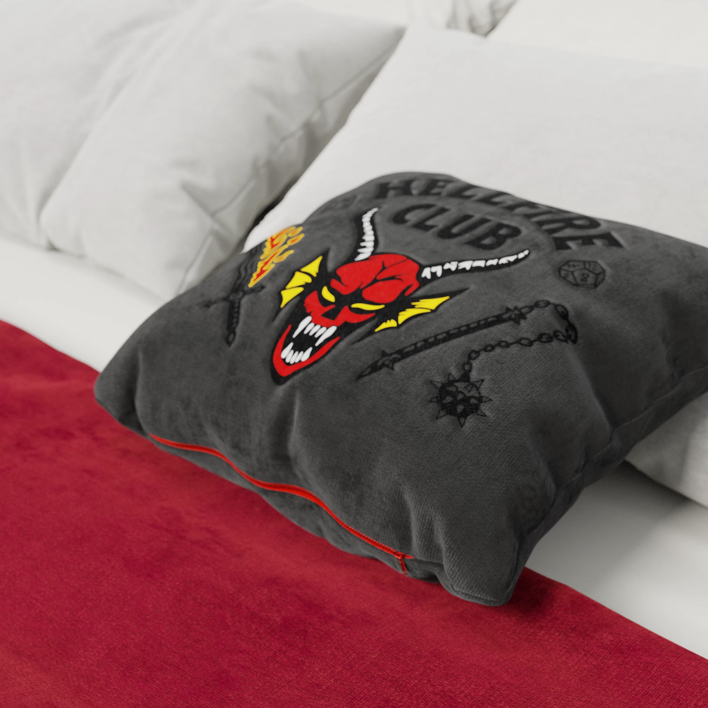 Il Cuscino Hellfire club Stranger Things Limited Edition di Divani.Store è un cuscino antimacchia 45x45 cm con ricamato il volto di un diavolo rosso, fulmini gialli e armi medievali, un pezzo esclusivo in edizione limitata.