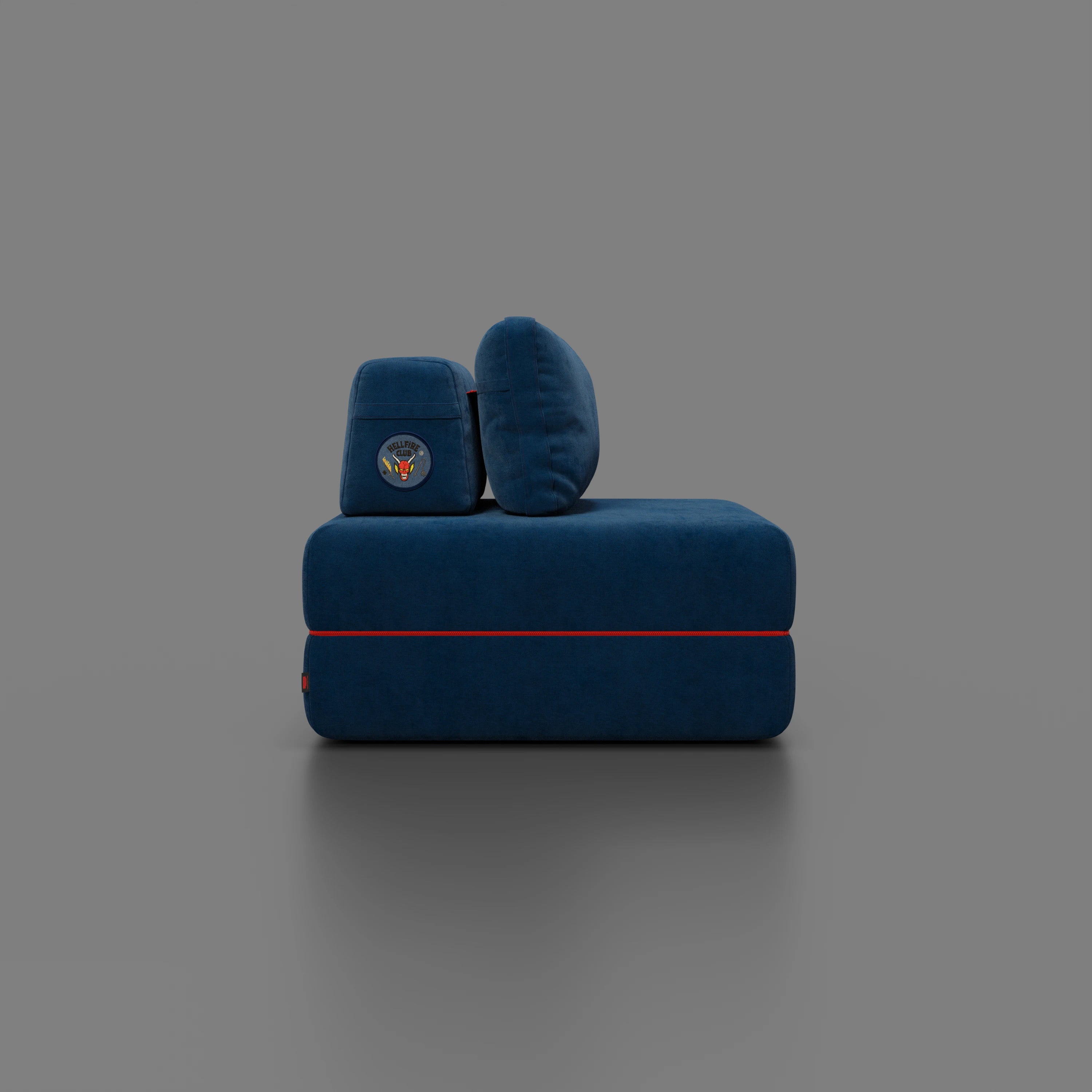 La poltrona letto Rift STRANGER THINGS Edition di Divani.Store è caratterizzata da un tessuto blu smacchiabile, da un materasso in memory foam da 22 cm, da linee pulite, da due cuscini di schienale e da emblemi colorati che si stagliano con stile su uno sfondo grigio semplice.
