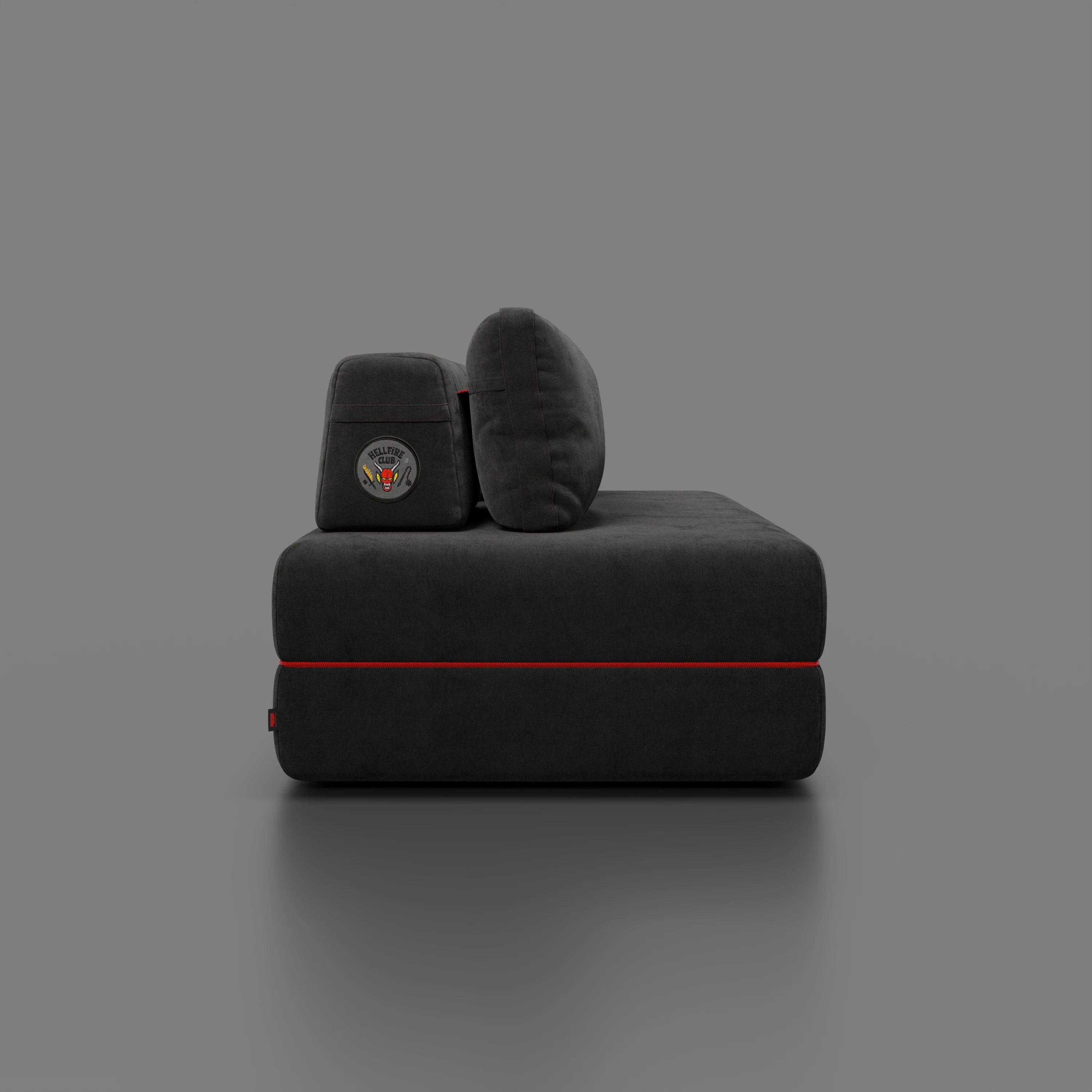 Il divano letto Divani.Store Rift STRANGER THINGS Edition, in tessuto antracite facile da pulire, è dotato di schienali mobili, cuscini morbidi, materasso in memory foam alto 22 cm ed eleganti accenti rossi con emblema ricamato per un tocco moderno.