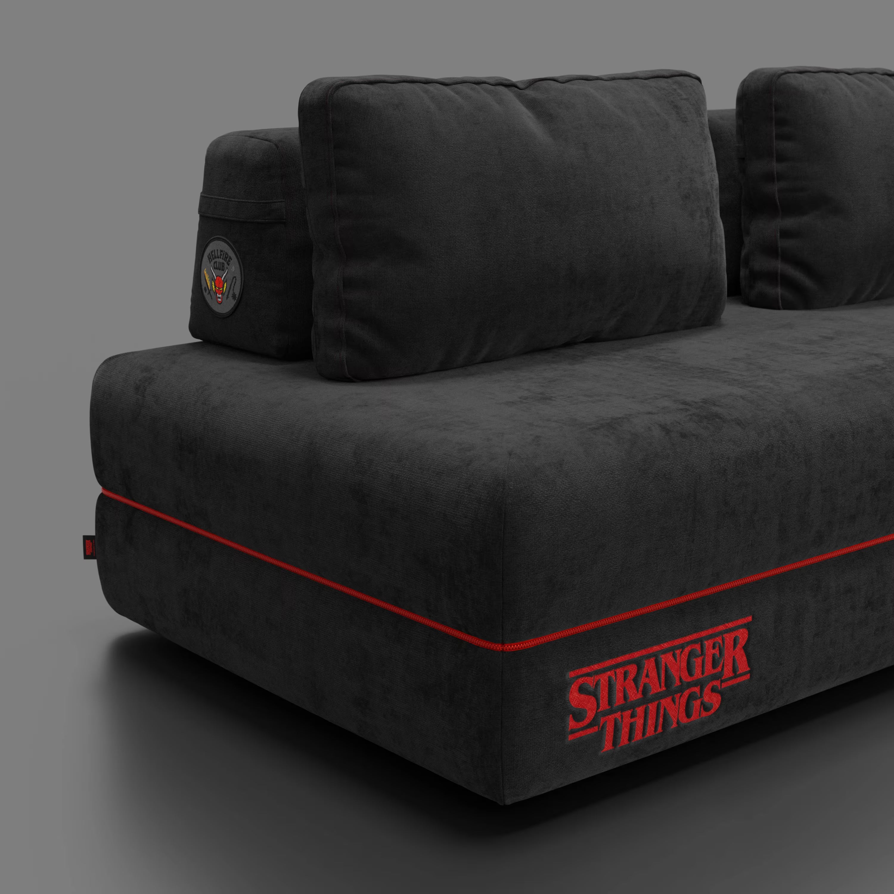 Divani.Store Rift divano letto matrimoniale STRANGER THINGS Edition grigio scuro (antracite) con schienali mobili, materasso in memory foam ad alta densità e tessuto antimacchia, presenta il logo rosso di "Stranger Things" e la toppa Hawkins High, ideale per le prossime abbuffate di Netflix.
