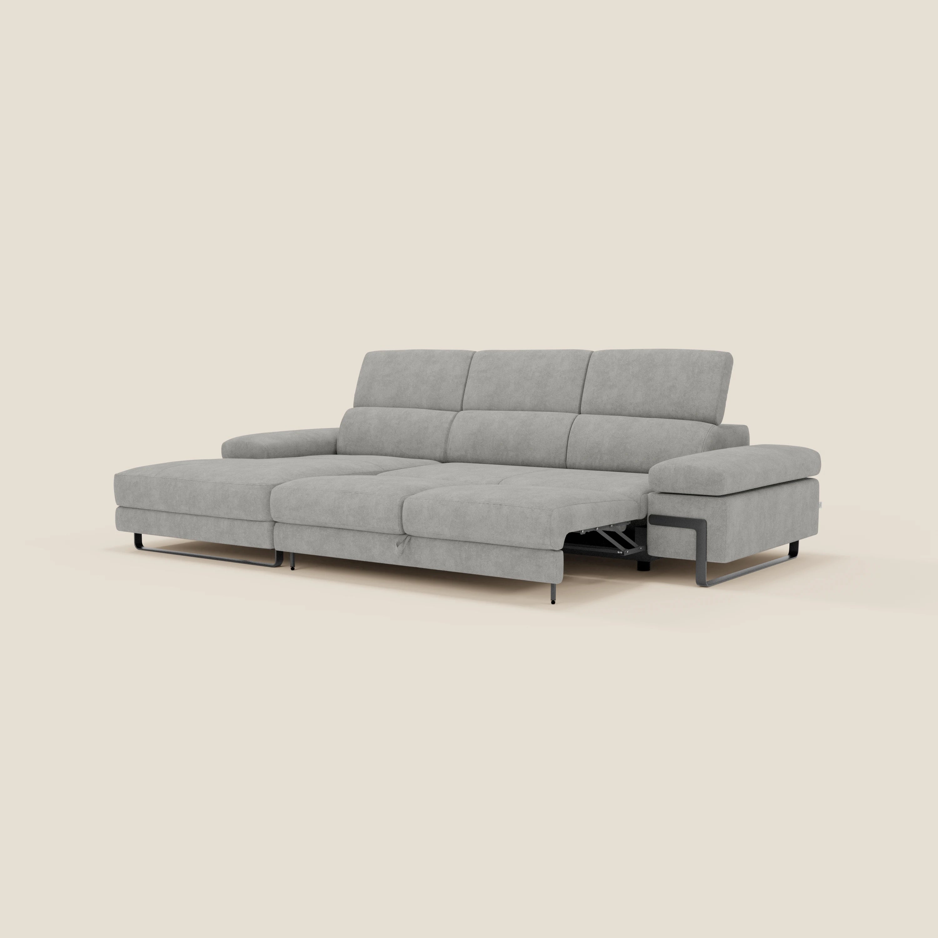 Il divano angolare estraibile Zayana di Divani.Store in tessuto impermeabile T02 grigio chiaro offre braccioli e poggiatesta reclinabili per il comfort e la praticità.
