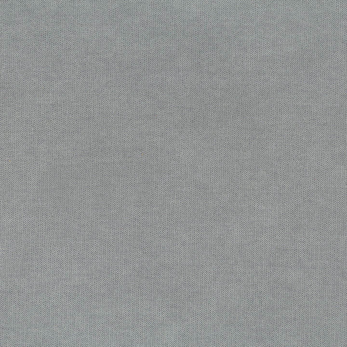 Un primo piano del modello ERON di Letti.store mette in risalto il suo tessuto impermeabile, liscio e di colore grigio chiaro, certificato Oeko-Tex: ideale per un letto sommier imbottito con contenitore. L’illuminazione uniforme esalta la sua trama minimalista e omogenea, priva di motivi o pieghe.