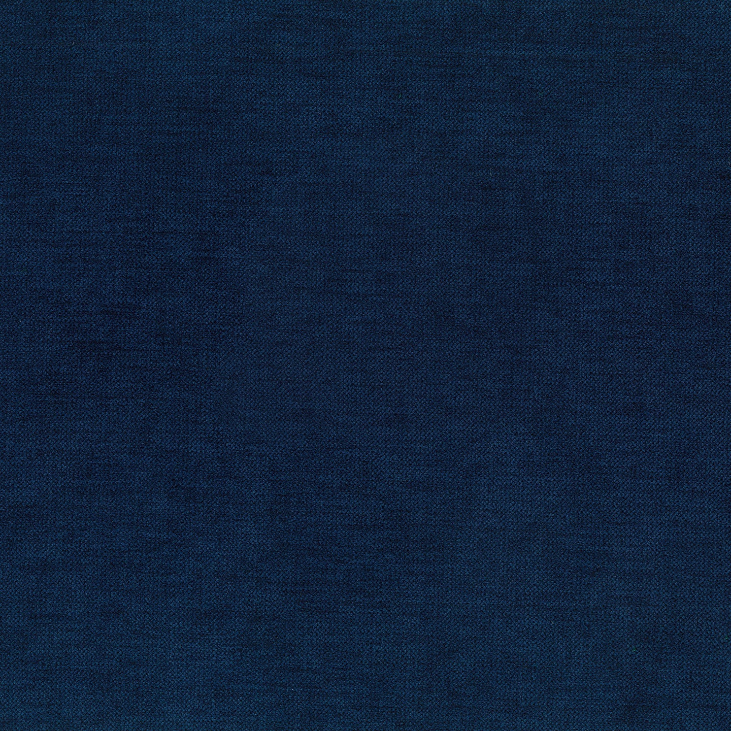 Un primo piano del modello ERON di Letti.store mette in risalto il suo tessuto blu scuro, certificato Oeko-Tex e impermeabile, caratterizzato da una trama morbida e leggermente ruvida: perfetto per questo letto sommier imbottito con vano contenitore. Il colore intenso è uniforme, con variazioni minime.