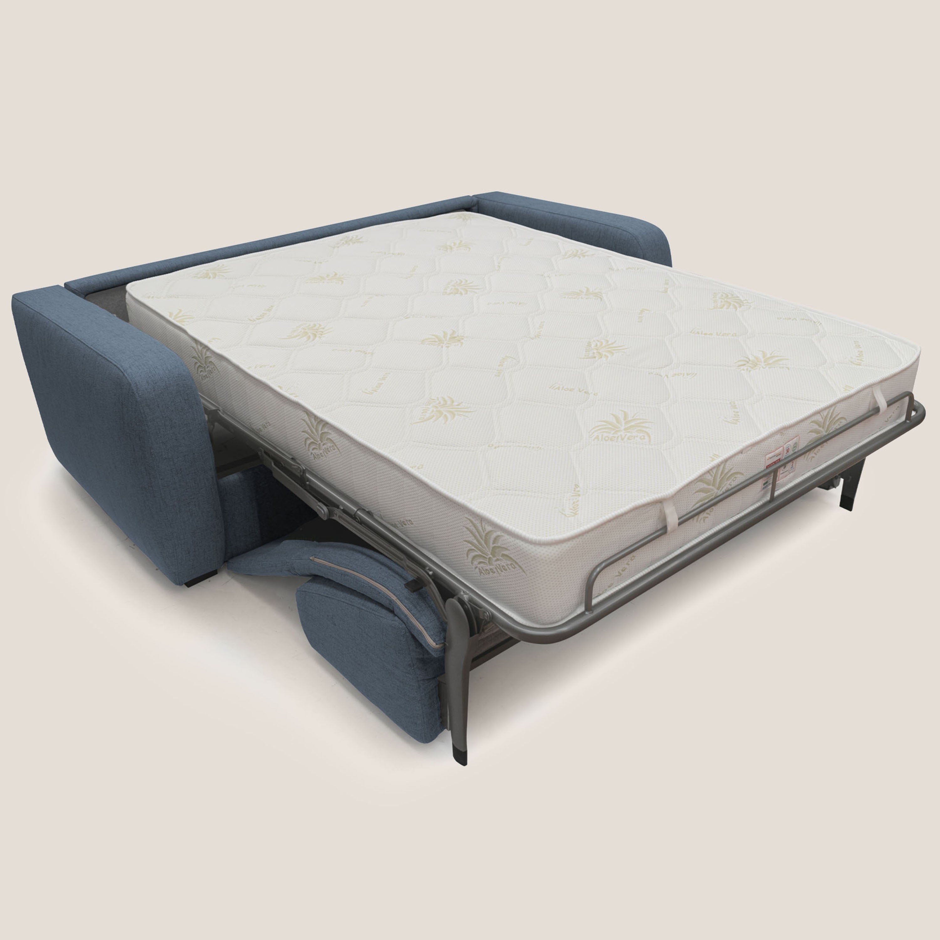 Il letto matrimoniale Duna Divano di Divani.Store si presenta aperto, con un materasso queen da 20 cm con rivestimento a fantasia bianca e una struttura in metallo allungata. Rivestito in tessuto impermeabile blu T03, offre stile e funzionalità.