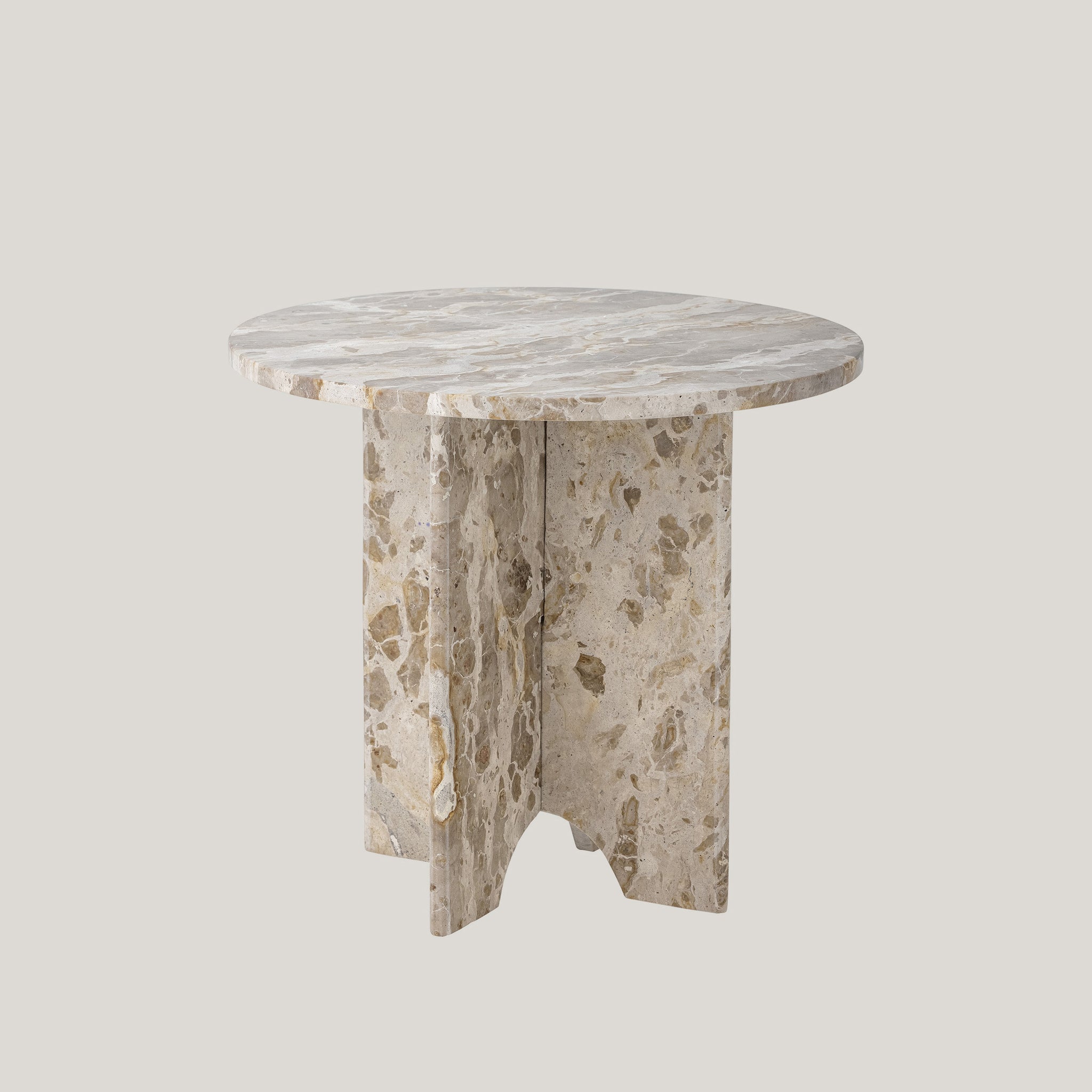 Il tavolino Jasmia in marmo marrone rotondo di Divani.Store presenta una superficie lucida in stile terrazzo con tonalità terrose e un aspetto spesso, completata da un'esclusiva base a tre pannelli su uno sfondo bianco sporco.