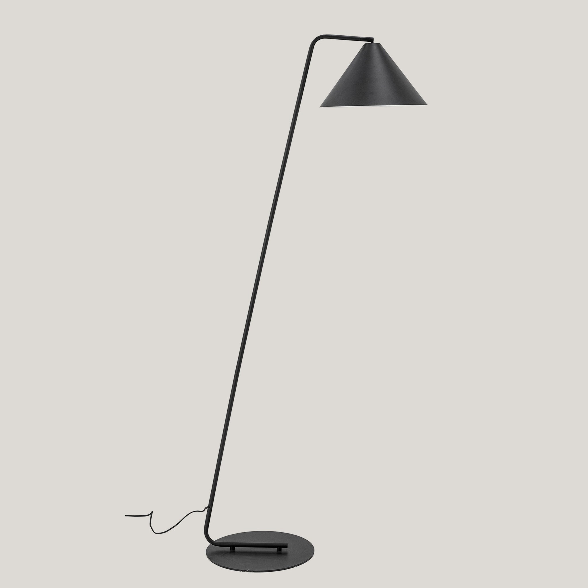 Ecco la lampada da terra Latisha di Divani.Store, una sofisticata lampada da terra minimalista realizzata in nero metallo. Questo pezzo elegante incarna il vero minimalismo nordico con il suo supporto alto e slanciato che si inarca delicatamente in avanti. Presenta un elegante paralume conico e una base rotonda, completa di un cavo di alimentazione visibile che pende con grazia su uno sfondo grigio chiaro.