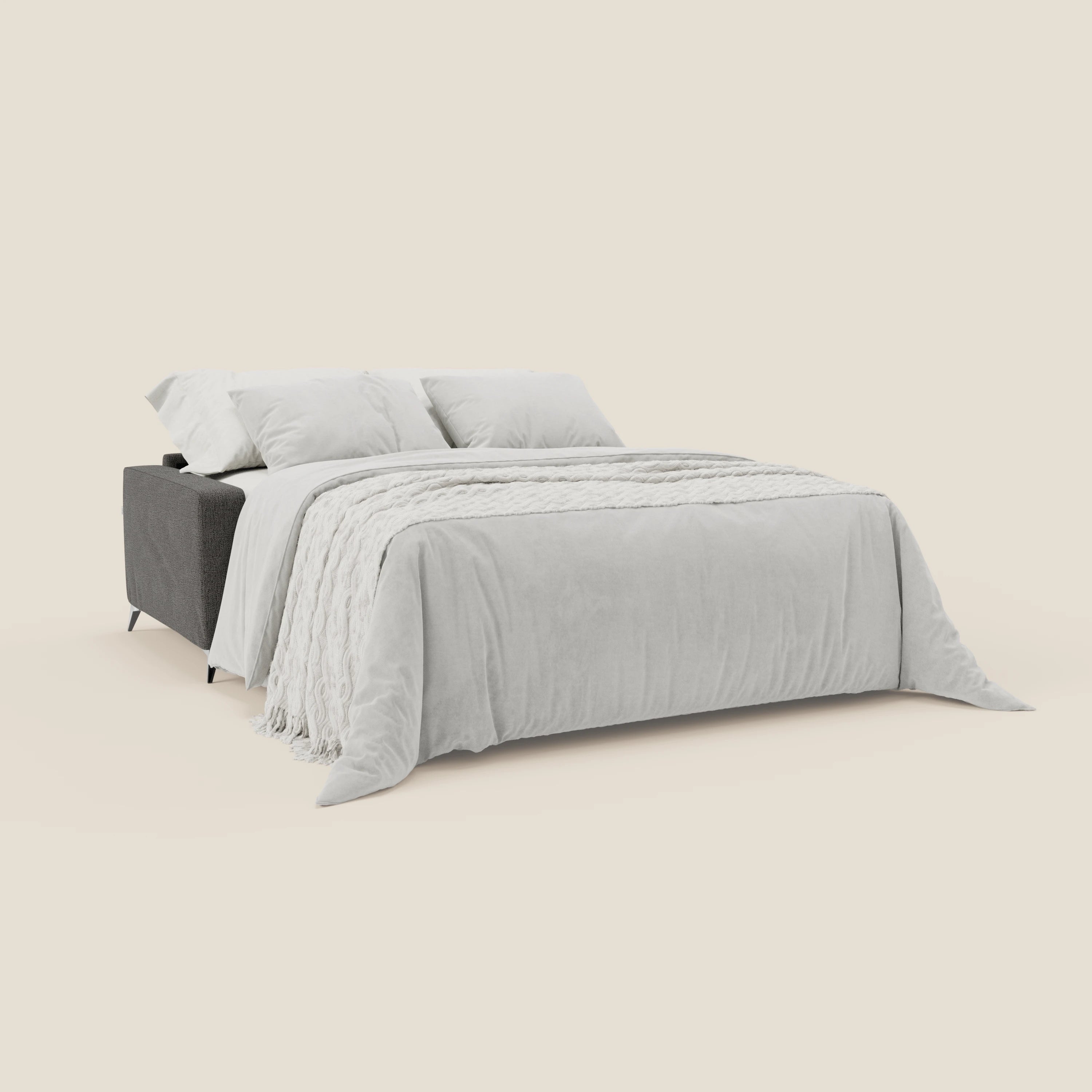 Il letto matrimoniale Alaya Divano di Divani.Store è caratterizzato dal morbido tessuto impermeabile T03 antracite, dalla biancheria da letto bianca, dal copriletto crema e da due grandi cuscini. Le gambe sottili e angolate e le linee pulite conferiscono un look moderno e minimalista su uno sfondo beige.