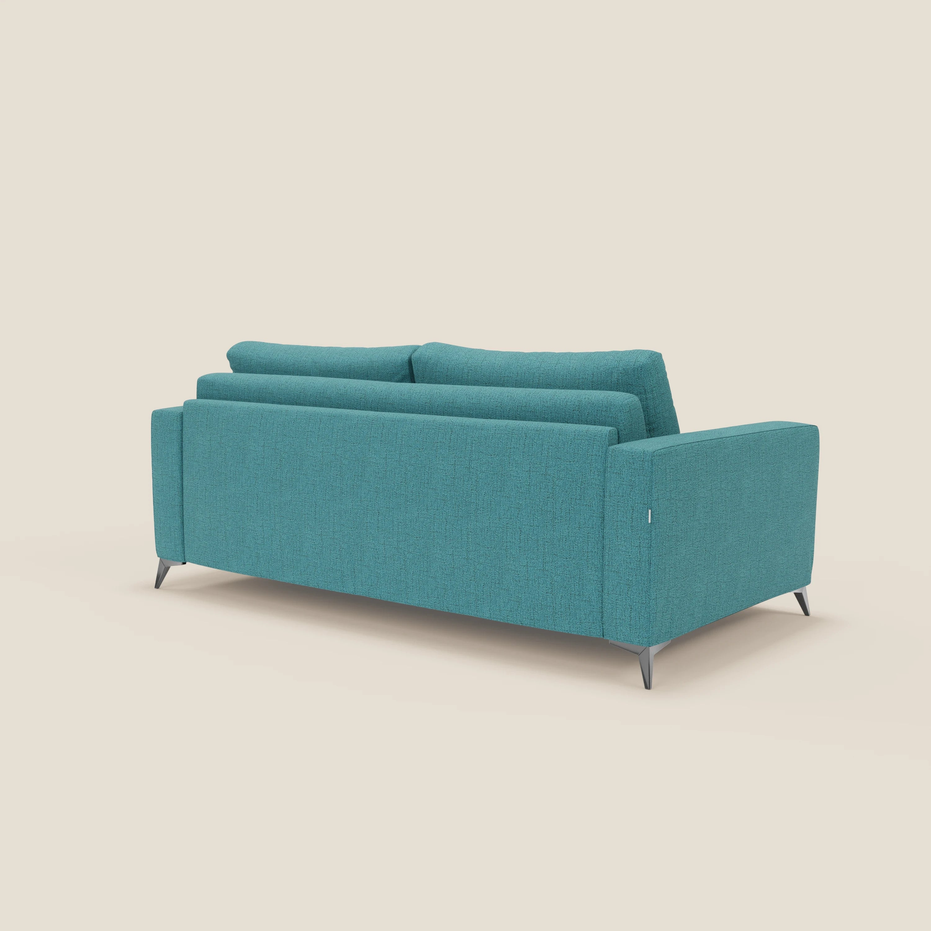 Il letto matrimoniale Alaya Divano di Divani.Store, presentato in tessuto impermeabile T03 azzurro, è caratterizzato da cuscini morbidi, linee moderne, braccioli sottili e gambe metalliche angolate su sfondo beige per un design minimalista contemporaneo.