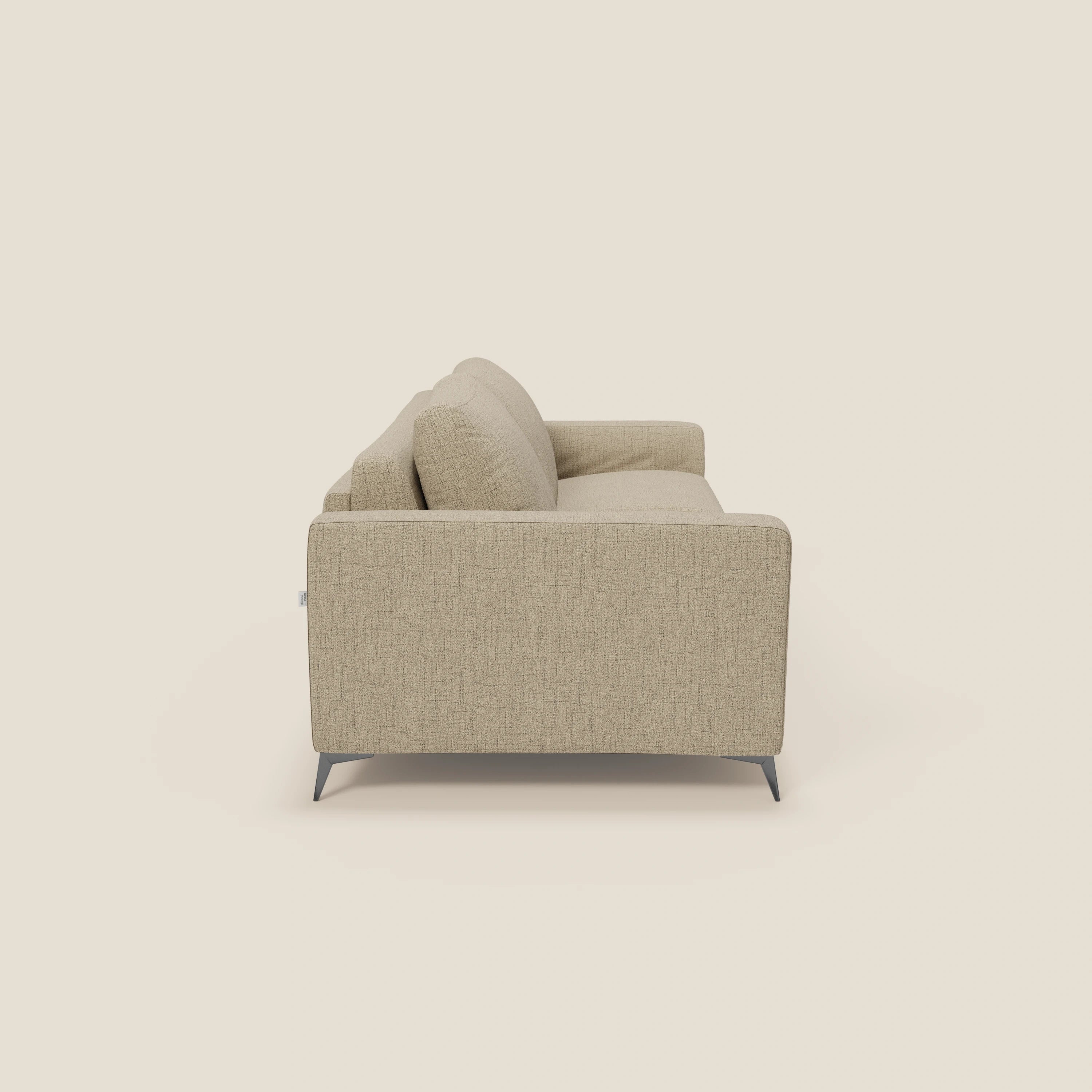 Il letto matrimoniale Alaya Divano di Divani.Store, presentato in tessuto impermeabile T03 beige, è caratterizzato da braccioli squadrati, due cuscini di seduta, gambe corte nere e una morbida imbottitura, che unisce stile e funzionalità su uno sfondo color crema.
